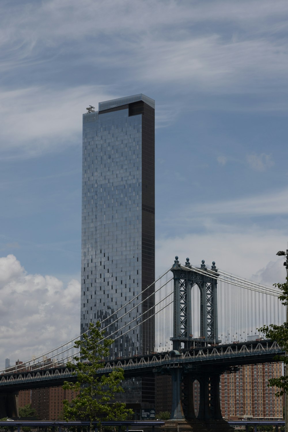 Un edificio alto seduto accanto a un ponte