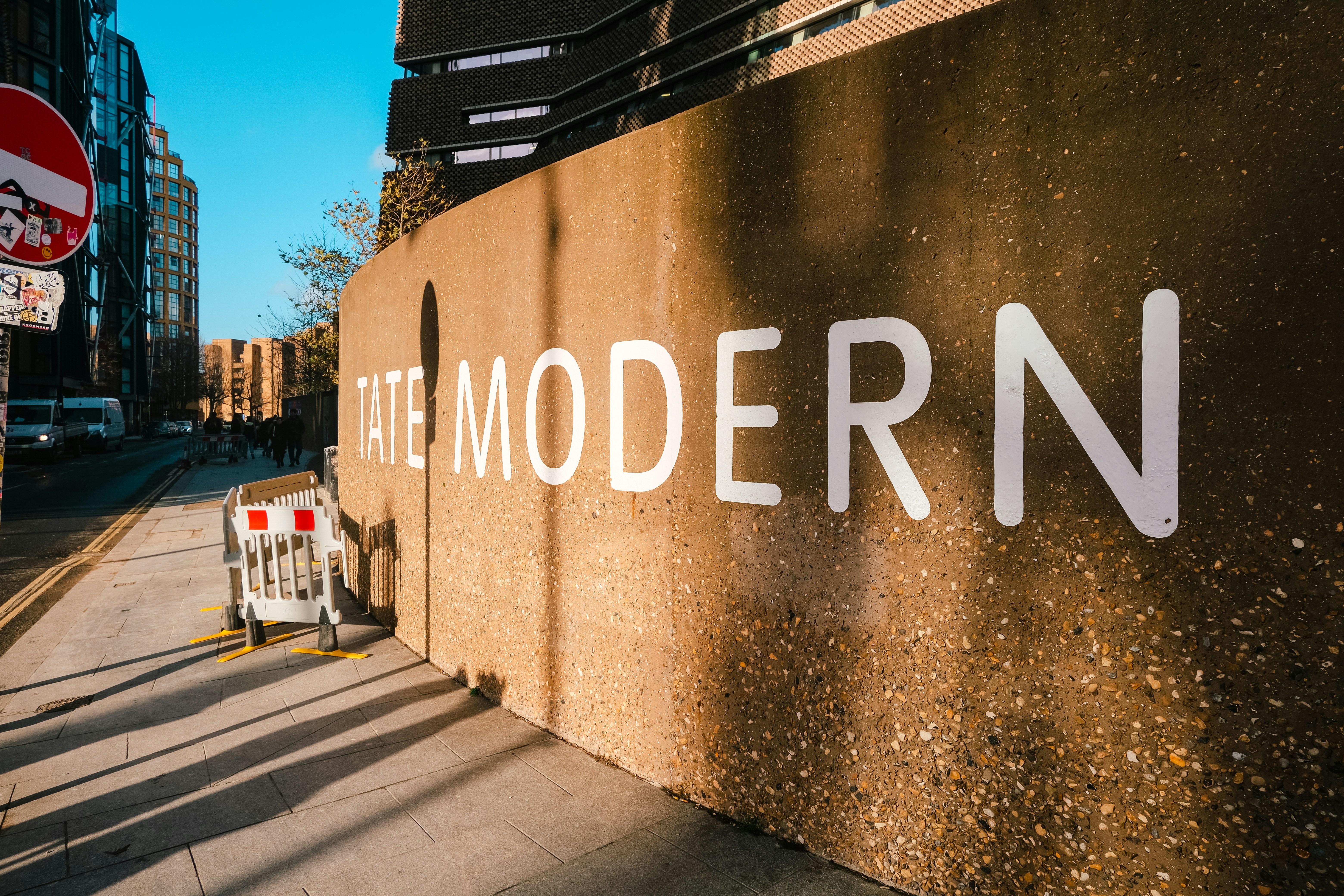 現代と書かれた壁の看板