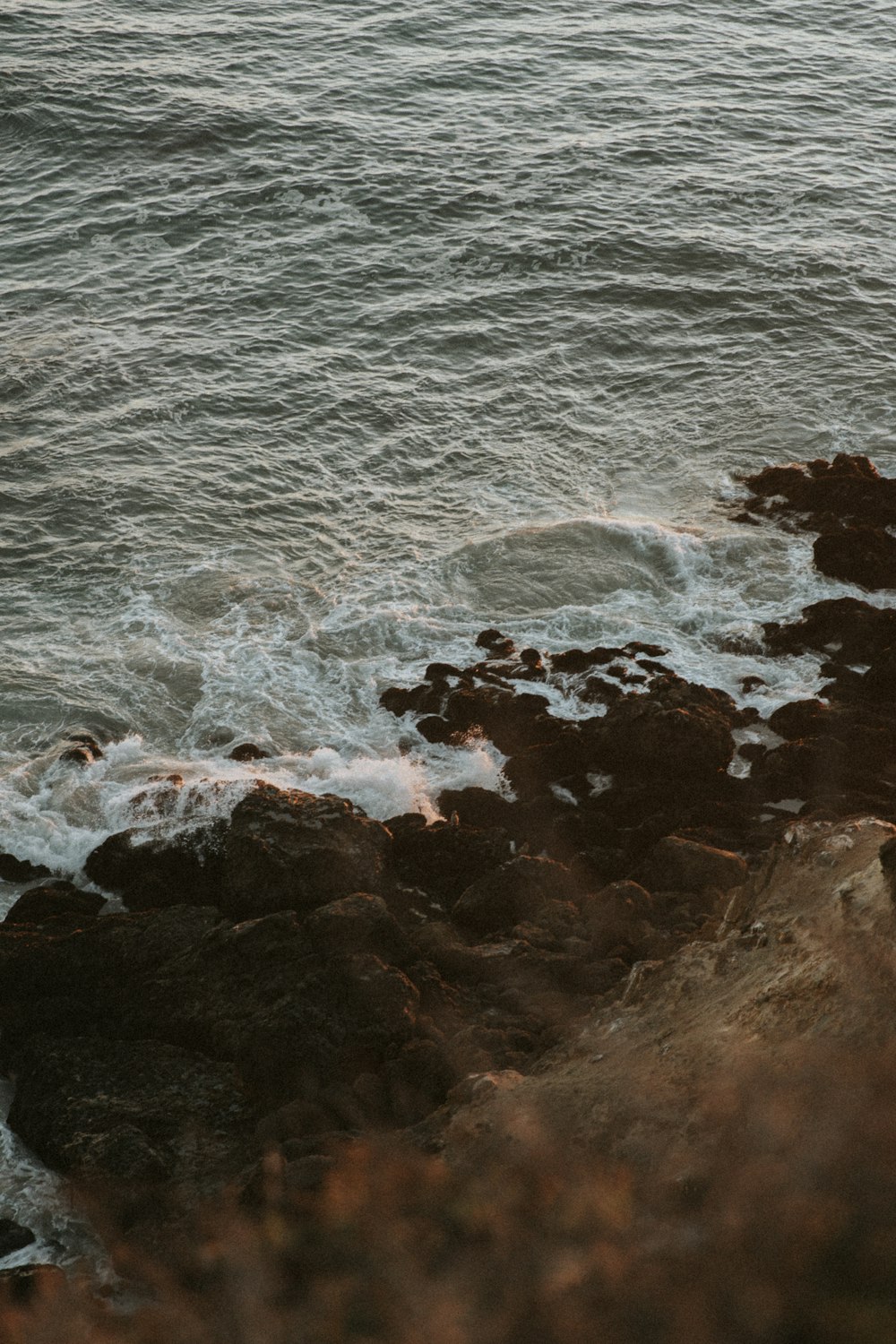 une personne debout sur un rivage rocheux au bord de l’océan