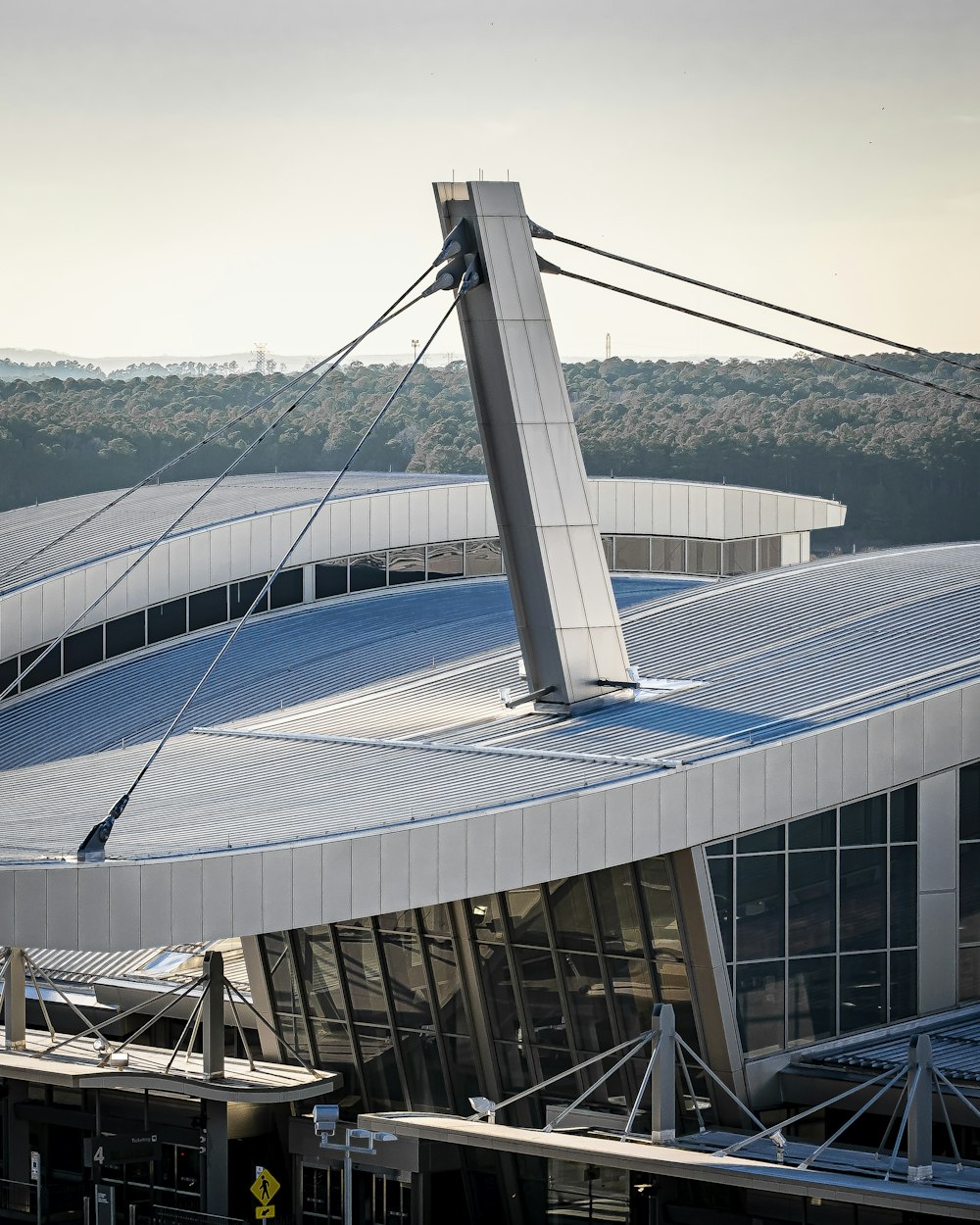 Un avion survole un grand bâtiment