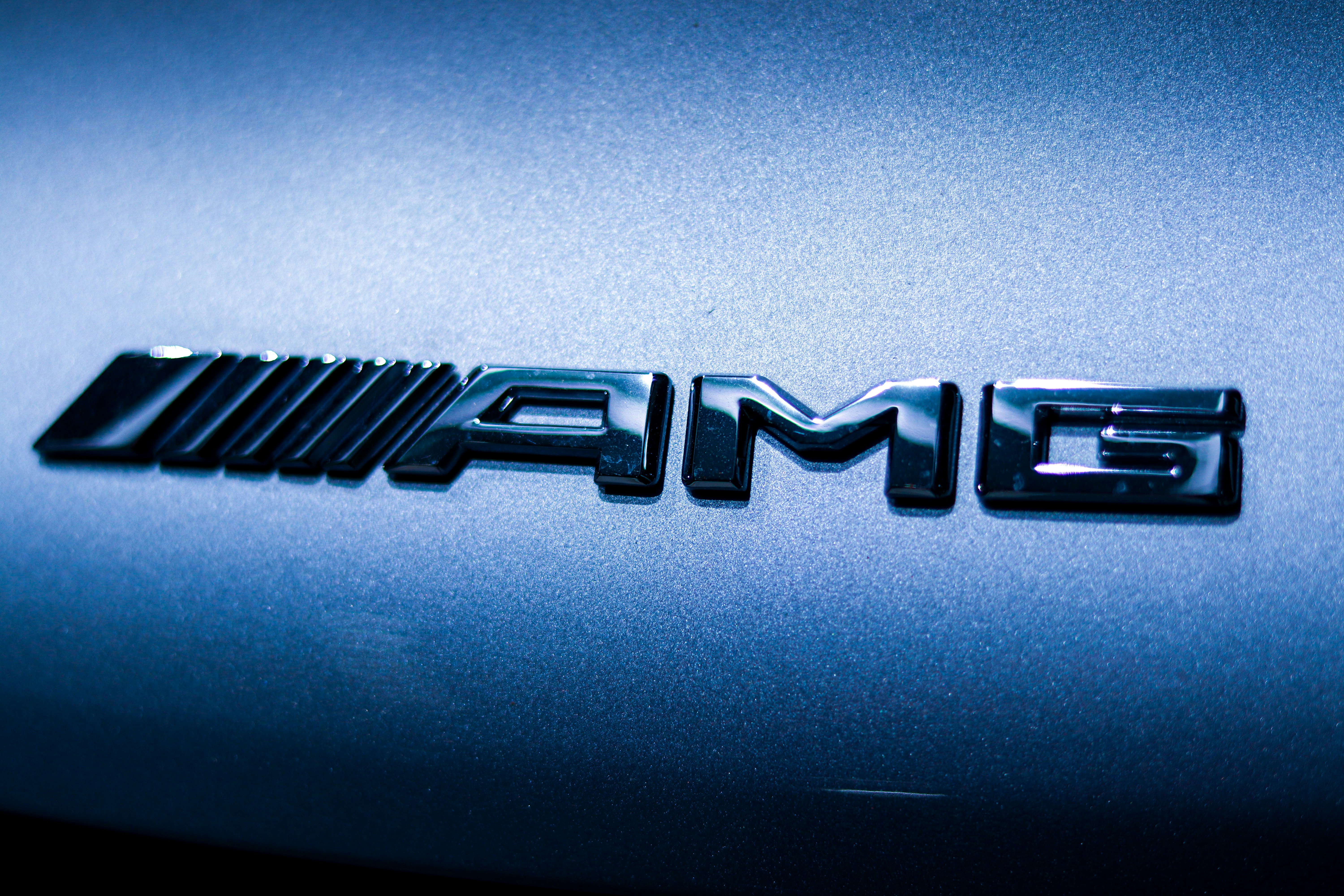 un primo piano dell'emblema su un'auto