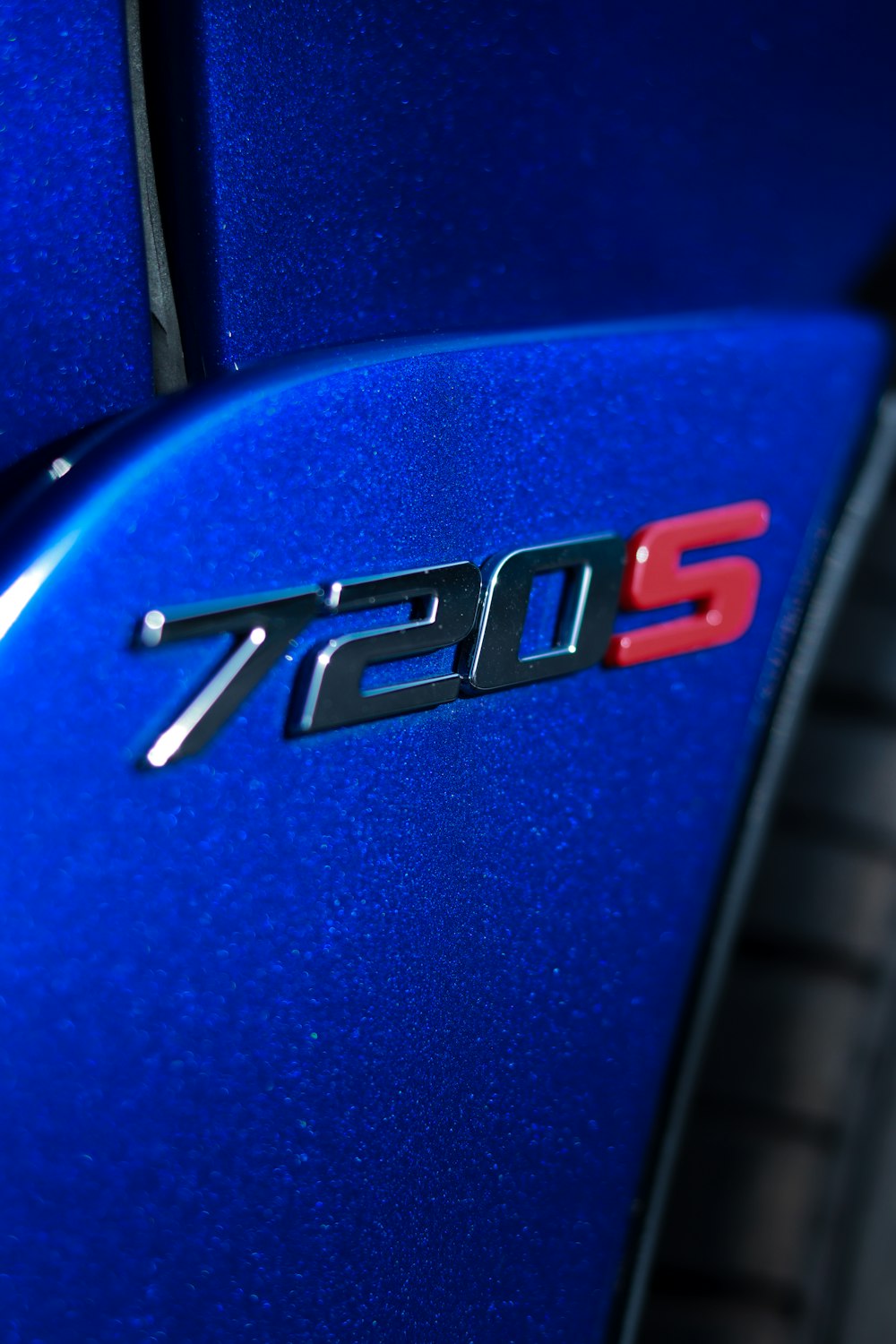 Un primer plano del emblema en un auto deportivo azul