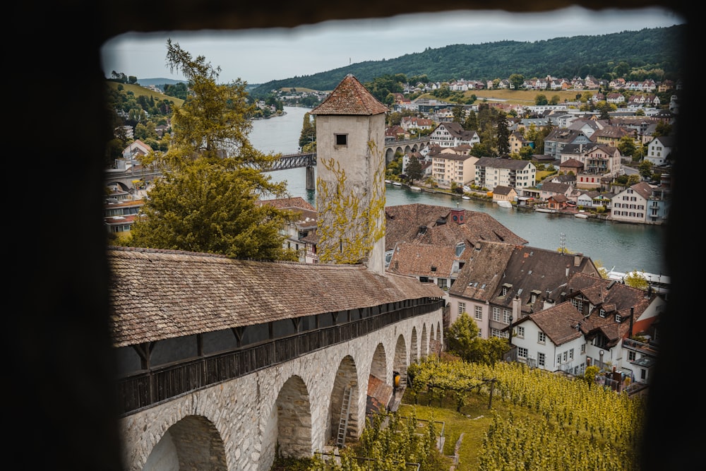 Blick auf eine Stadt aus dem Fenster