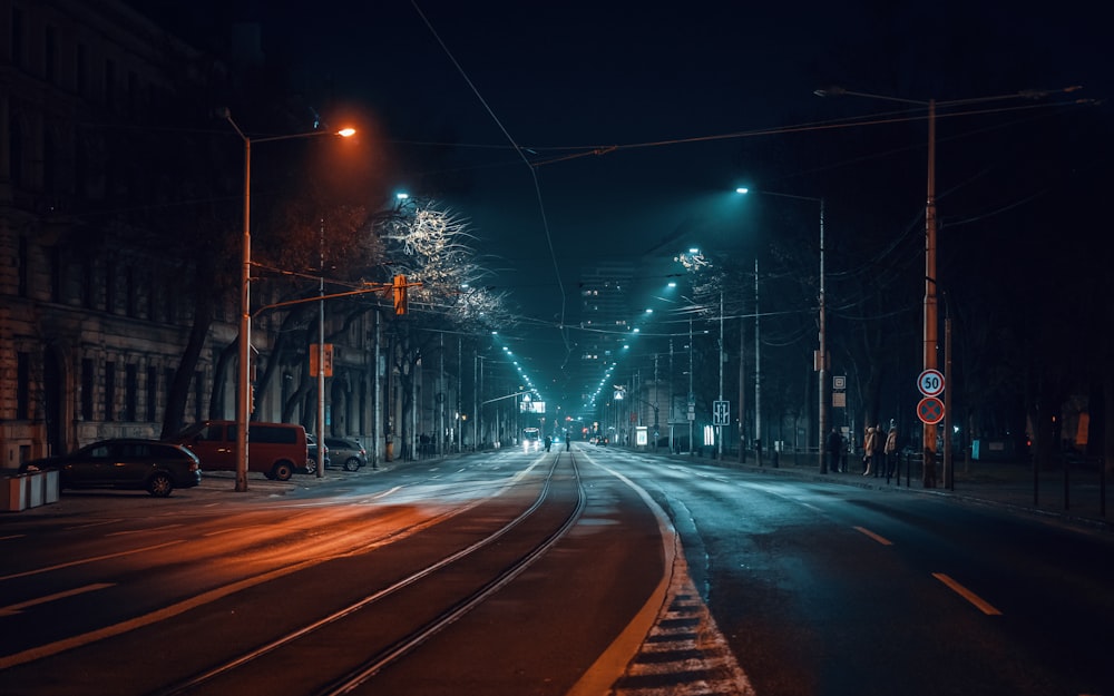 Eine Stadtstraße bei Nacht mit Straßenlaternen