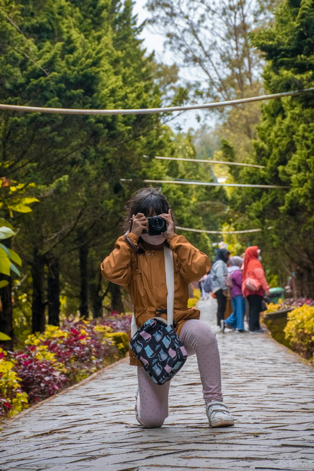 Una mujer tomándose una foto de sí misma con una cámara