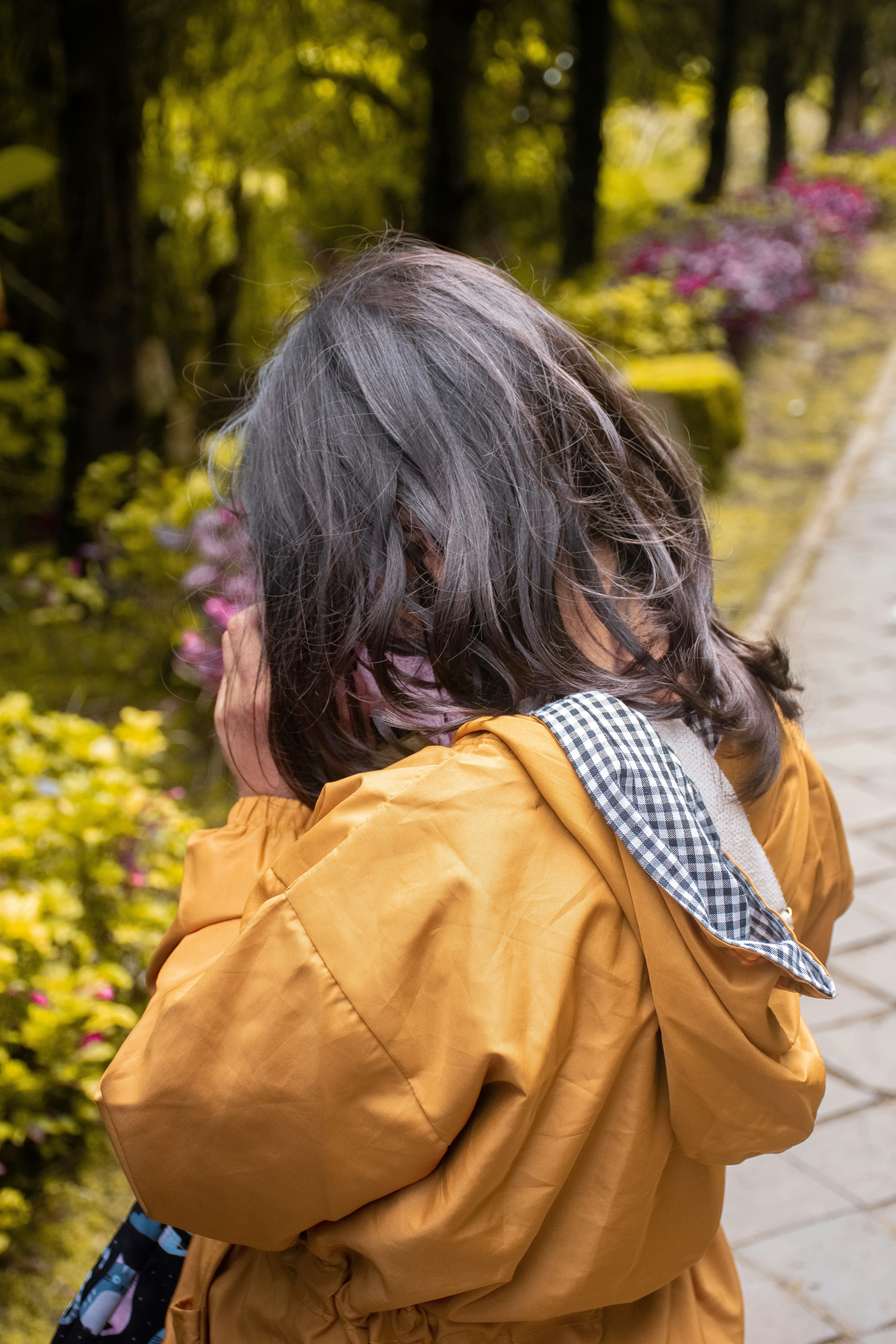 seorang gadis kecil yang berdiri di rerumputan