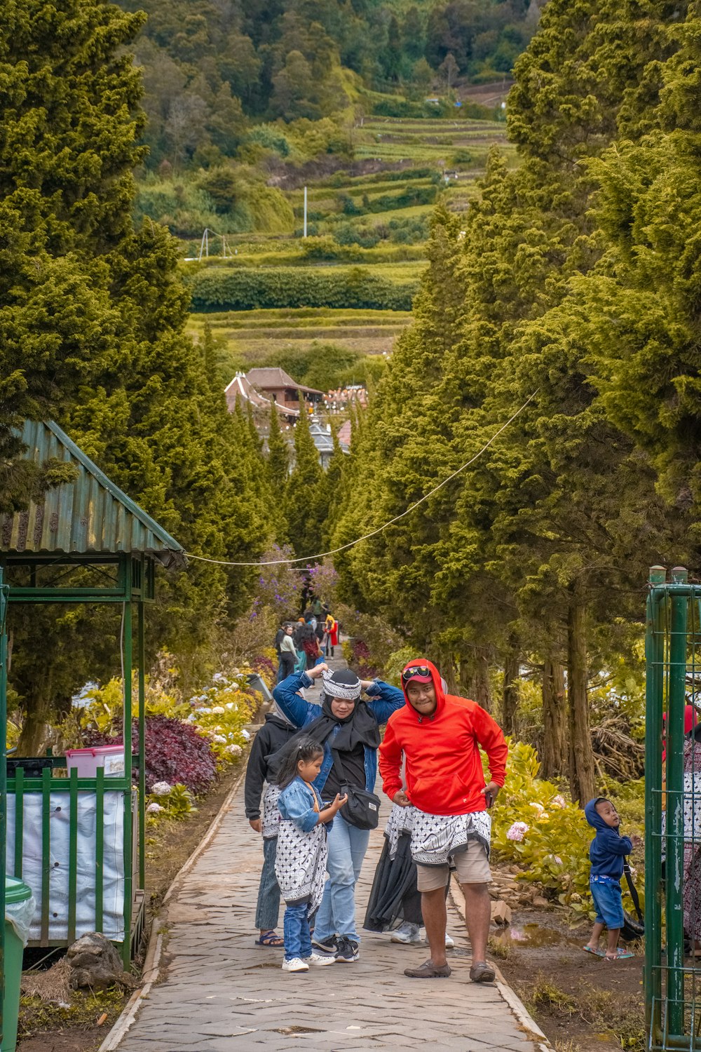 un groupe de personnes marchant sur un sentier