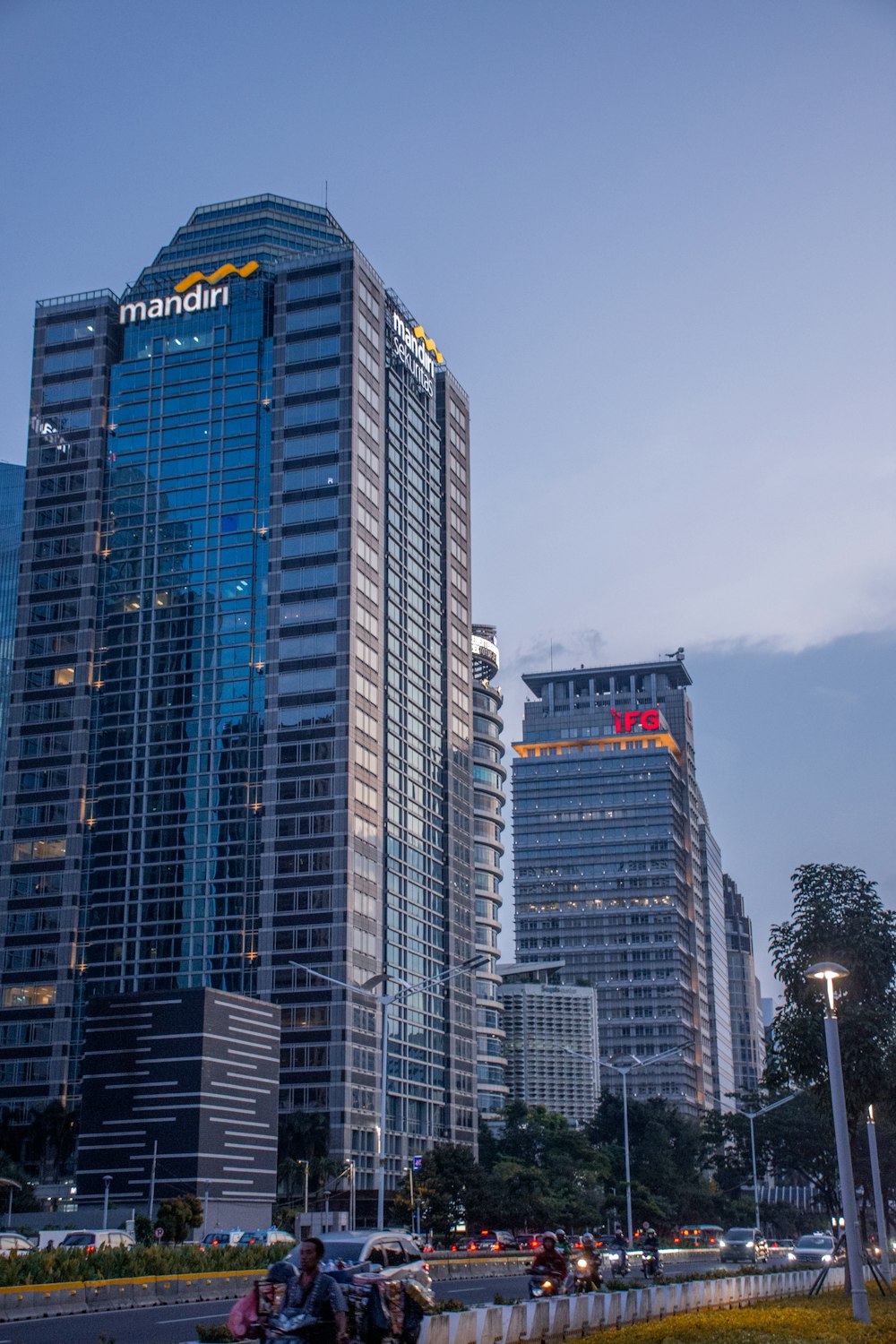 Un edificio alto sentado junto a una calle llena de tráfico