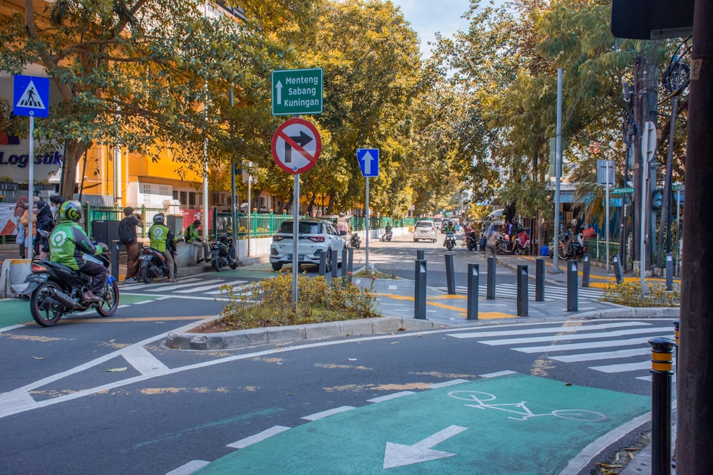 Una escena callejera con una persona en una motocicleta