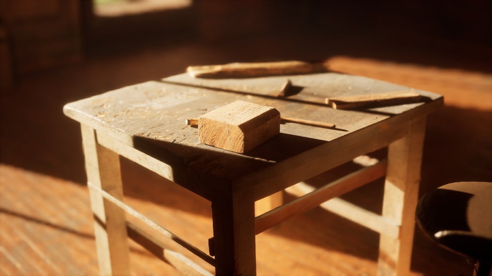un tavolo di legno con un pezzo di legno sopra di esso