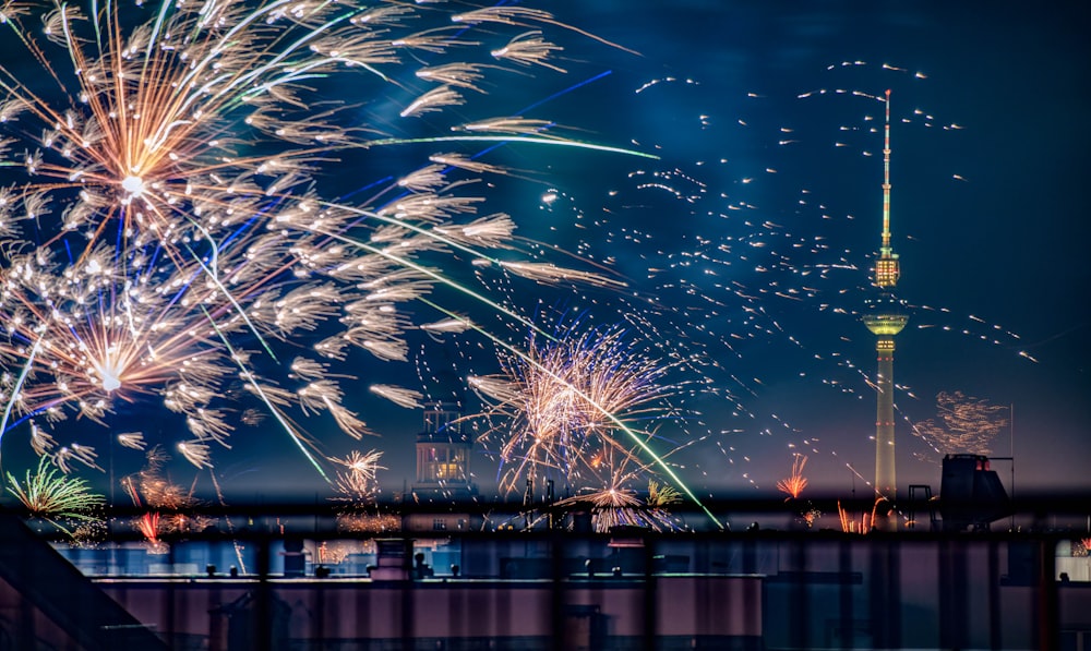 Los fuegos artificiales se encienden en el cielo nocturno