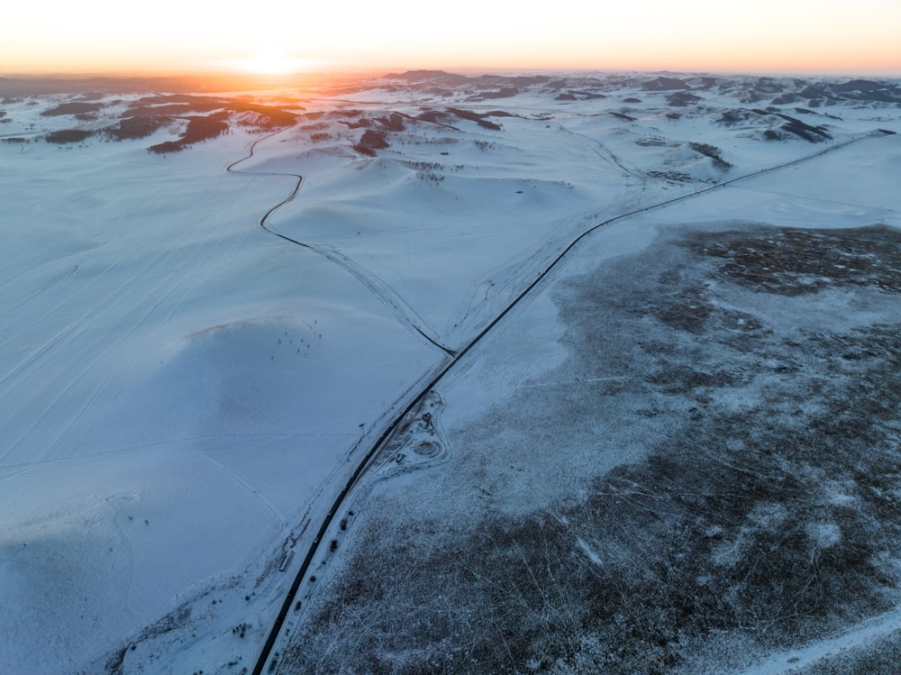 El sol se está poniendo sobre un paisaje nevado