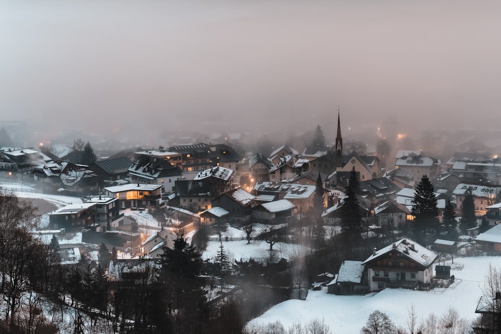 uma cidade com muita neve no chão