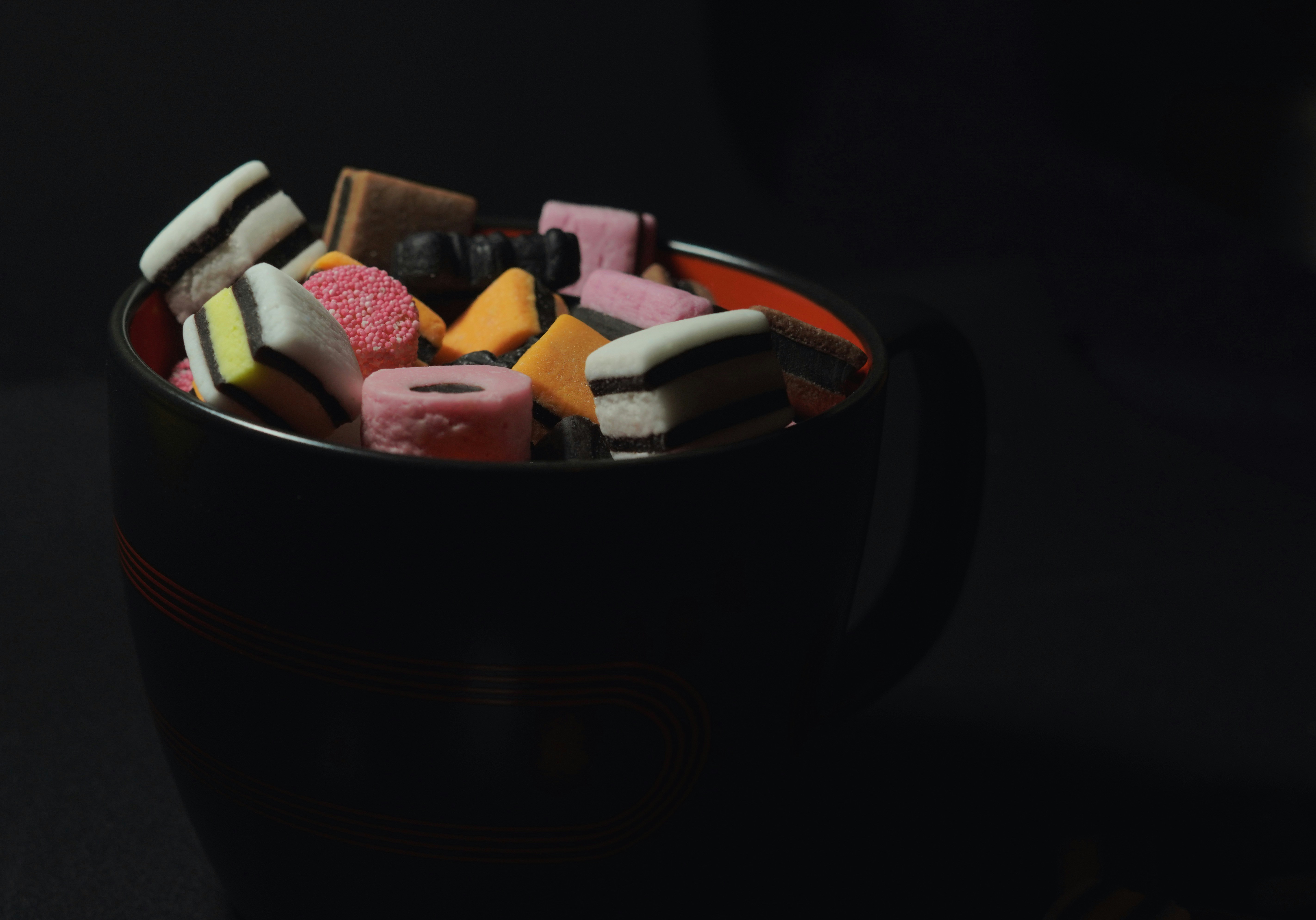 Composición de caramelos de colores sobre fondo brillante