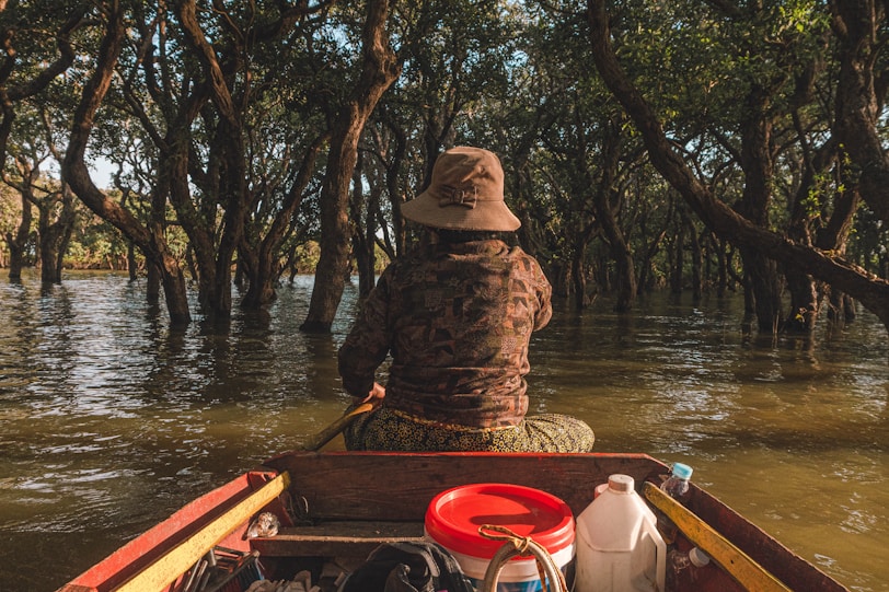  The Geographic Traveller: The Cambodian River That Becomes a Lake boat on tonle sap