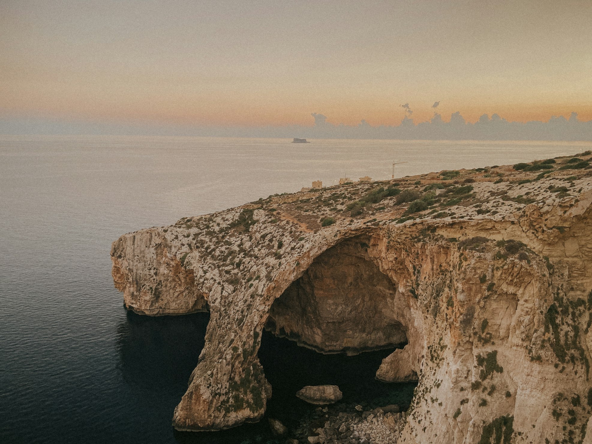 Le rocce bianche lasciano passare il mare formando una grotta a Malta
