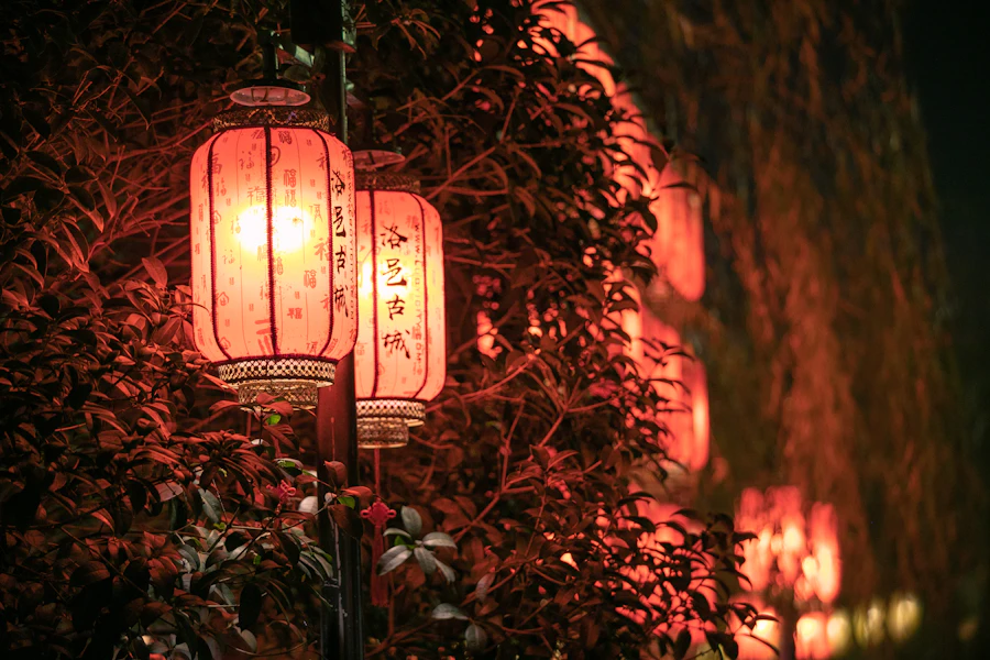 手繪絲綢傳統花燈，暖光透出