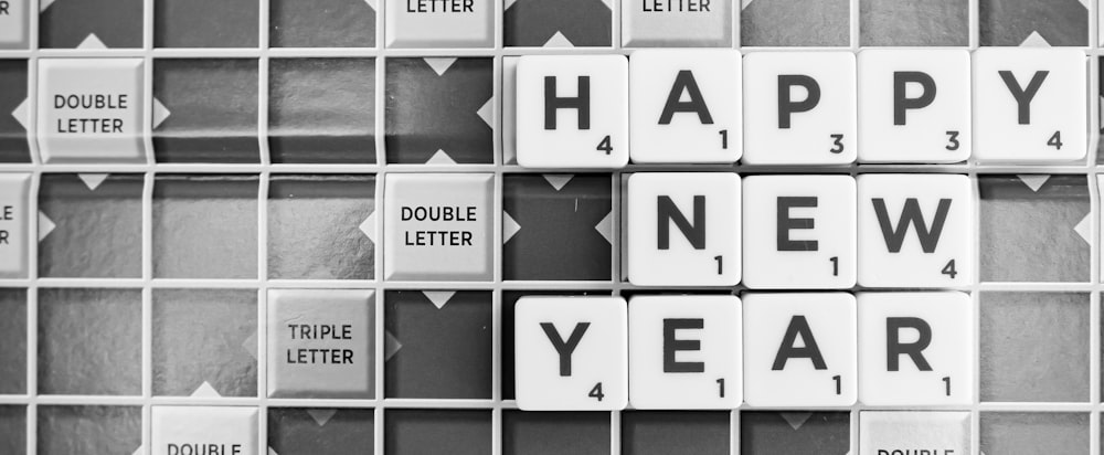 Un feliz año nuevo deletreado con fichas de Scrabble