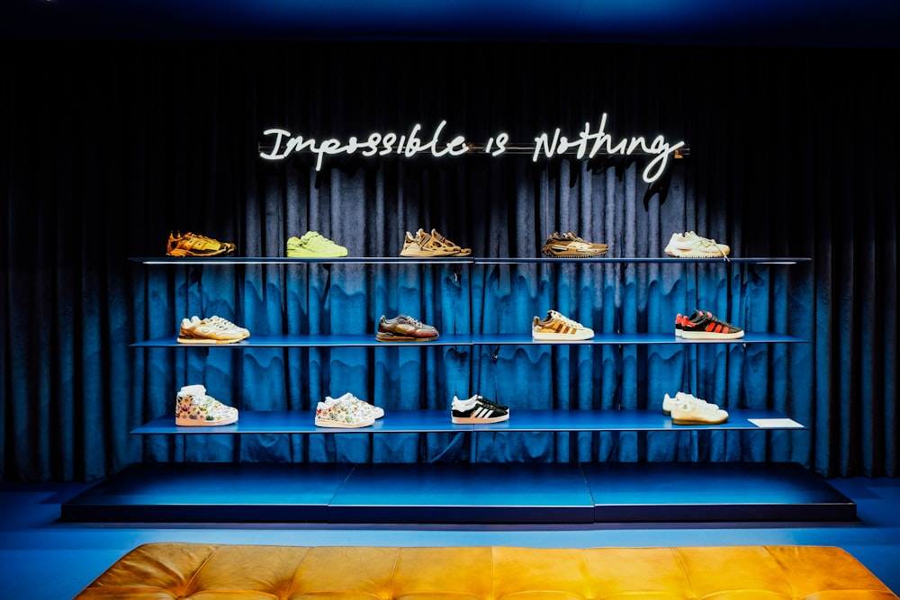 eine Ausstellung von Schuhen in einem Schuhgeschäft