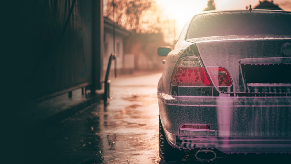 Ein Auto, das im Regen am Straßenrand geparkt wurde