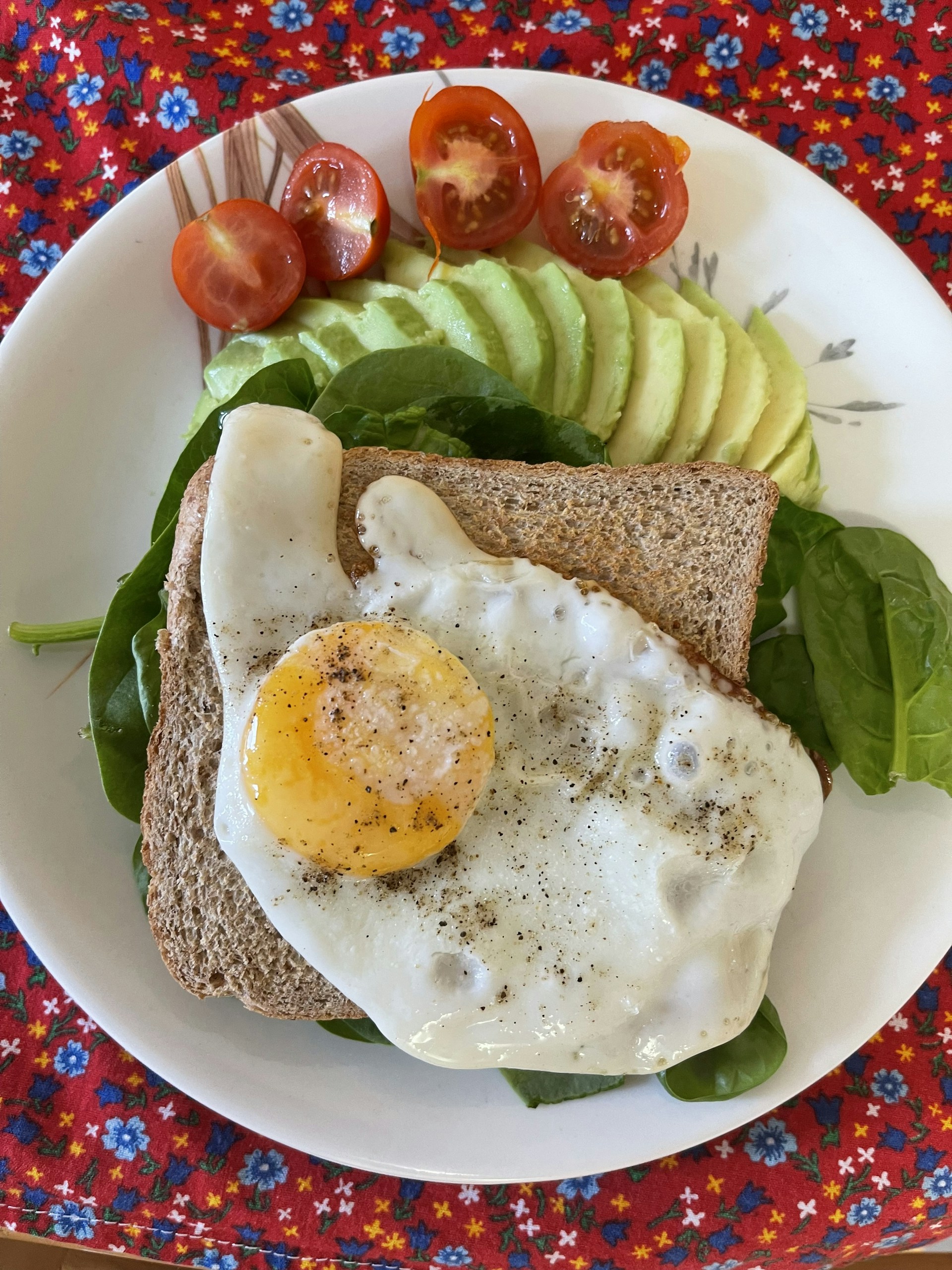 A wholesome natural sandwich with egg, spinach, and cheese, priced at 15 reais.