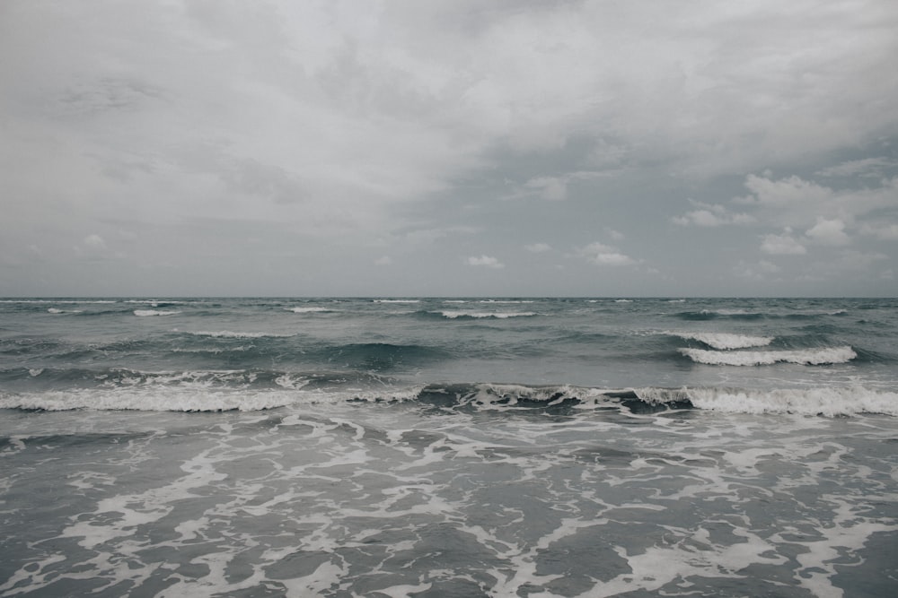uma foto em preto e branco do oceano