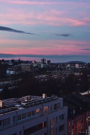 A vibrant city skyline at dusk, illuminated with renewable energy powered by hovexy batteries.