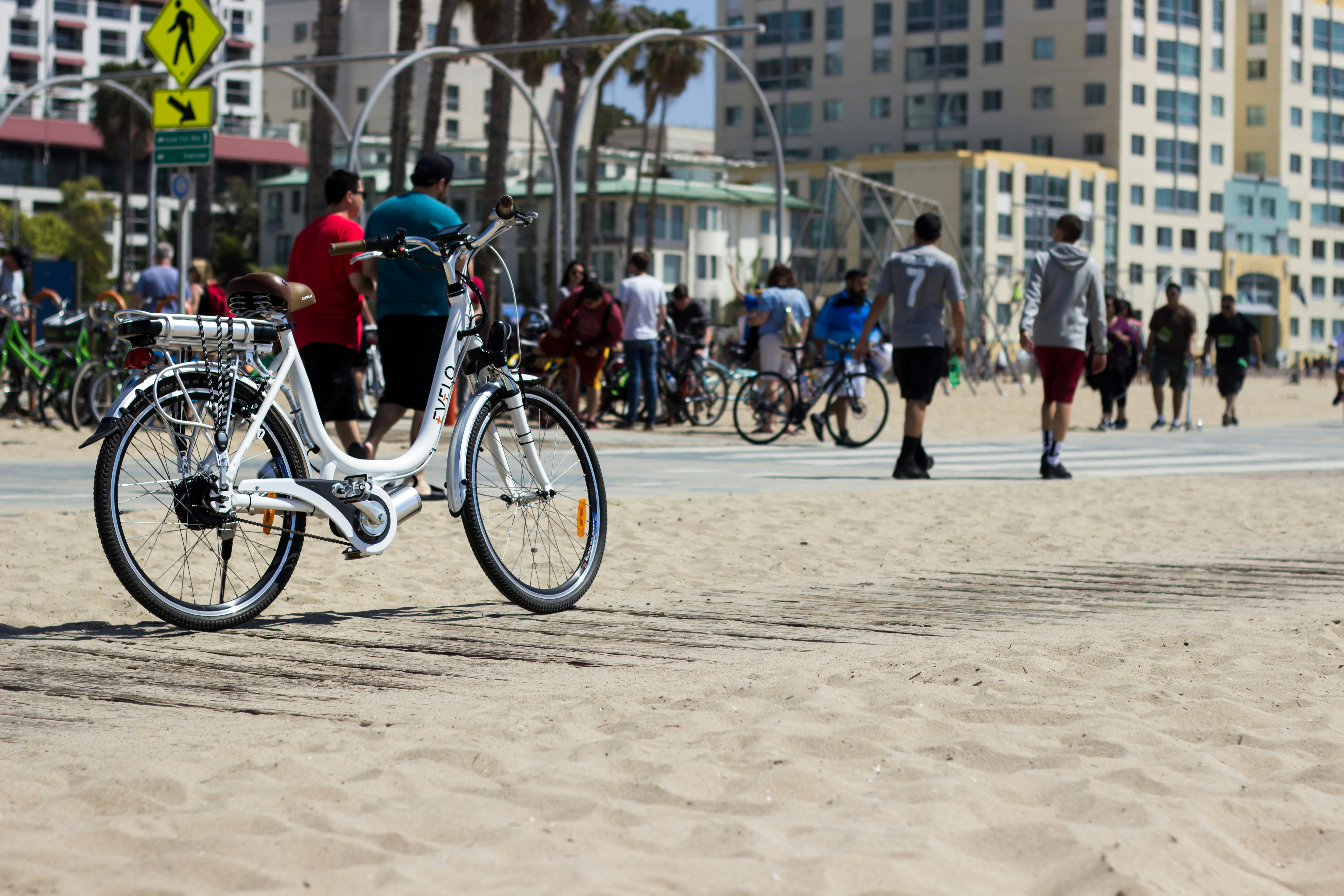 해변 모래 위에 세워 둔 샌드 컬러 전기자전거
