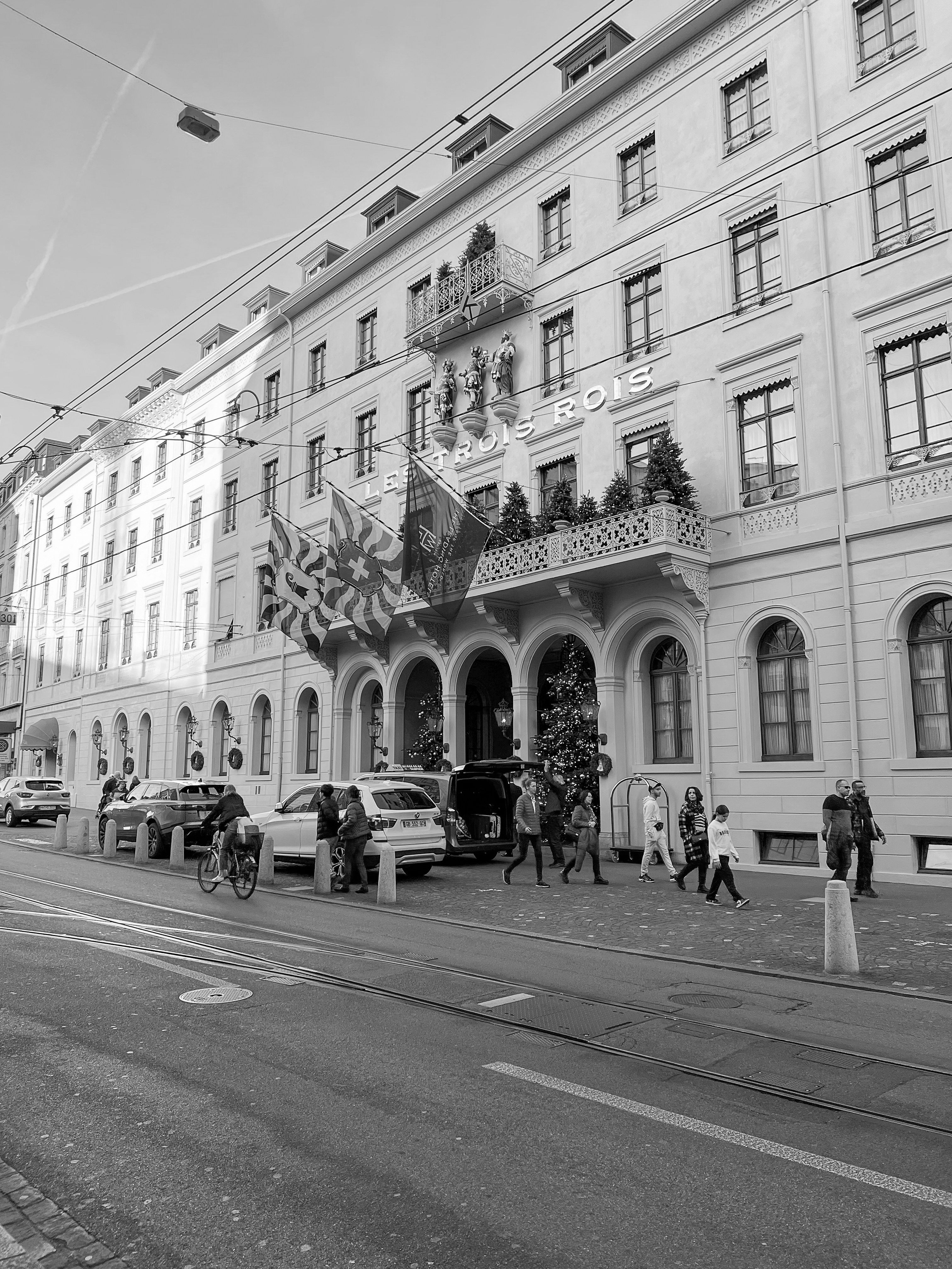 a black and white photo of a building on a city street