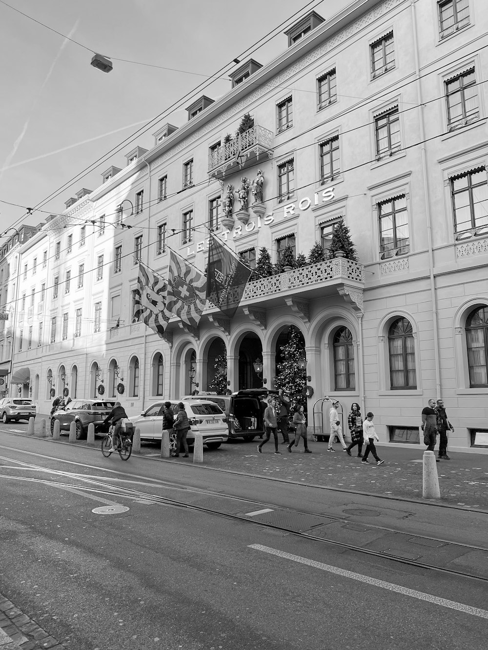 Une photo en noir et blanc d’un immeuble dans une rue de la ville