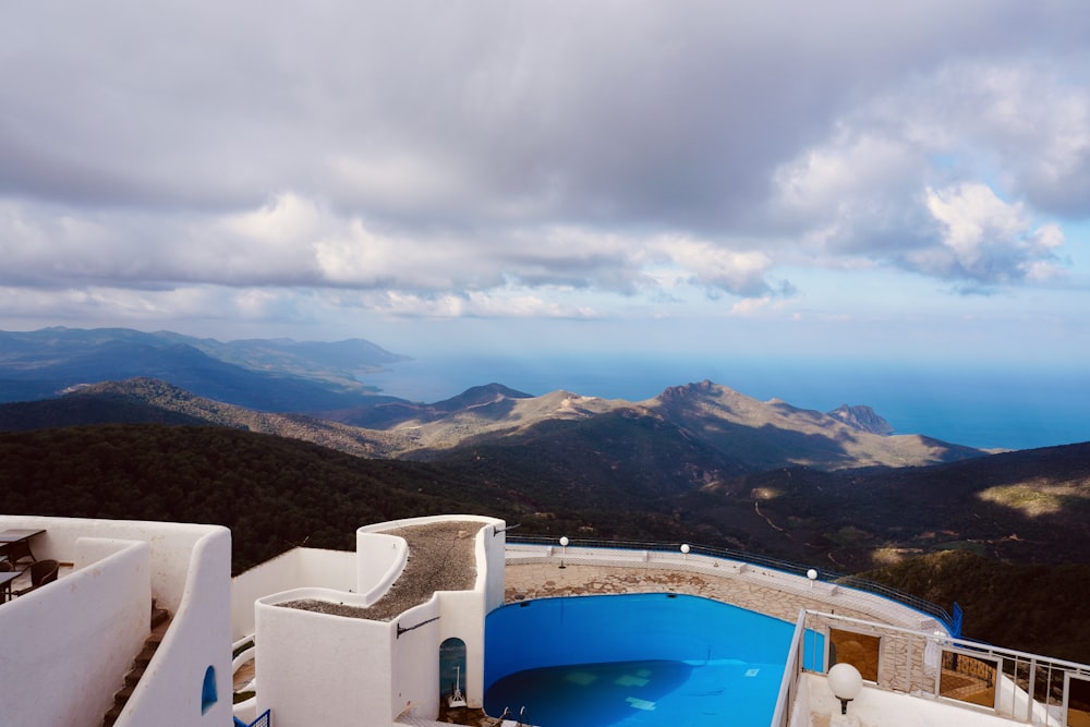 uma vista de uma piscina no meio de uma montanha