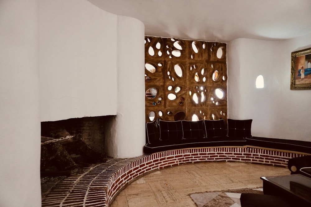 una sala de estar llena de muebles y una chimenea