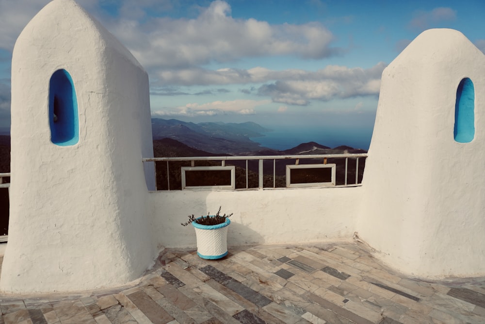 Un par de edificios blancos con ventanas azules