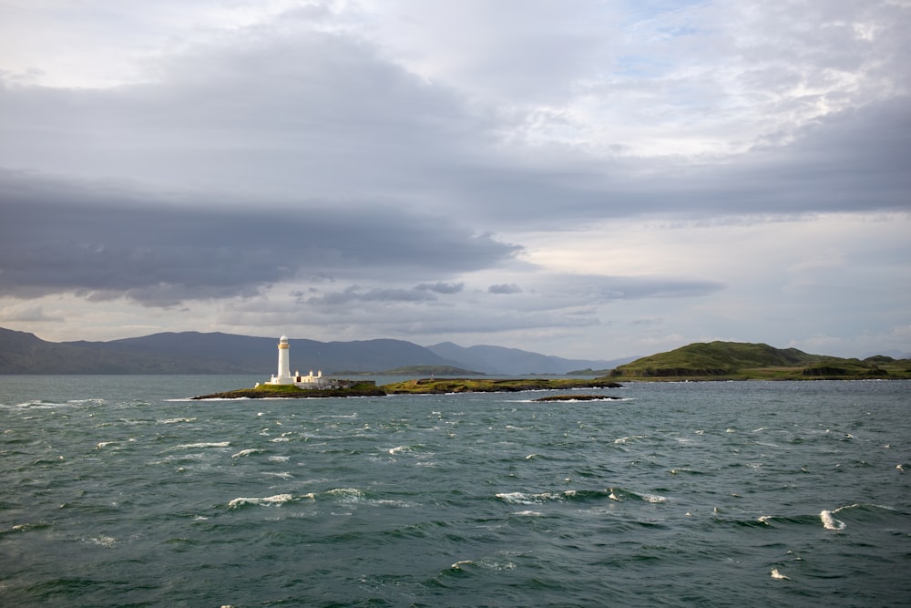 Ein Leuchtturm auf einer kleinen Insel mitten im Ozean