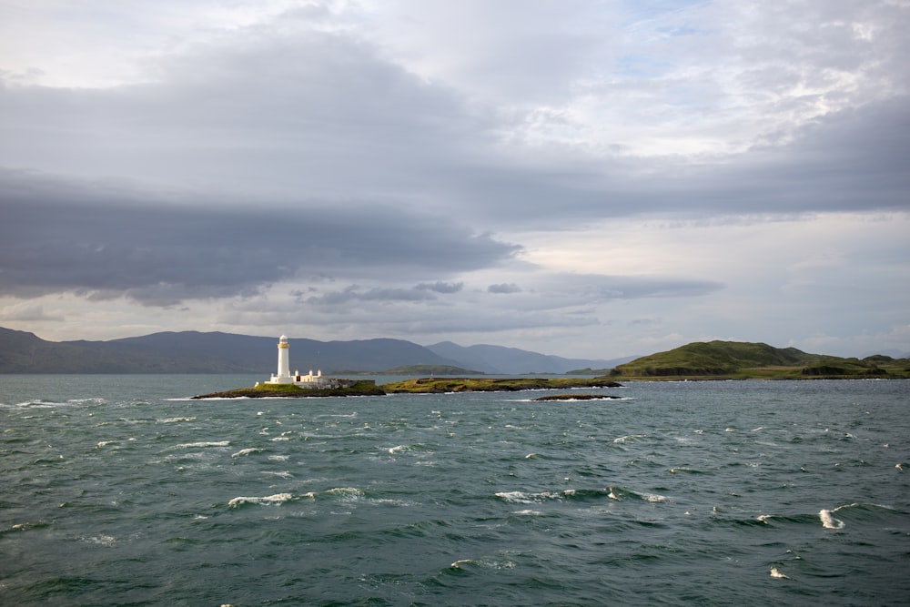 Un faro en una pequeña isla en medio del océano