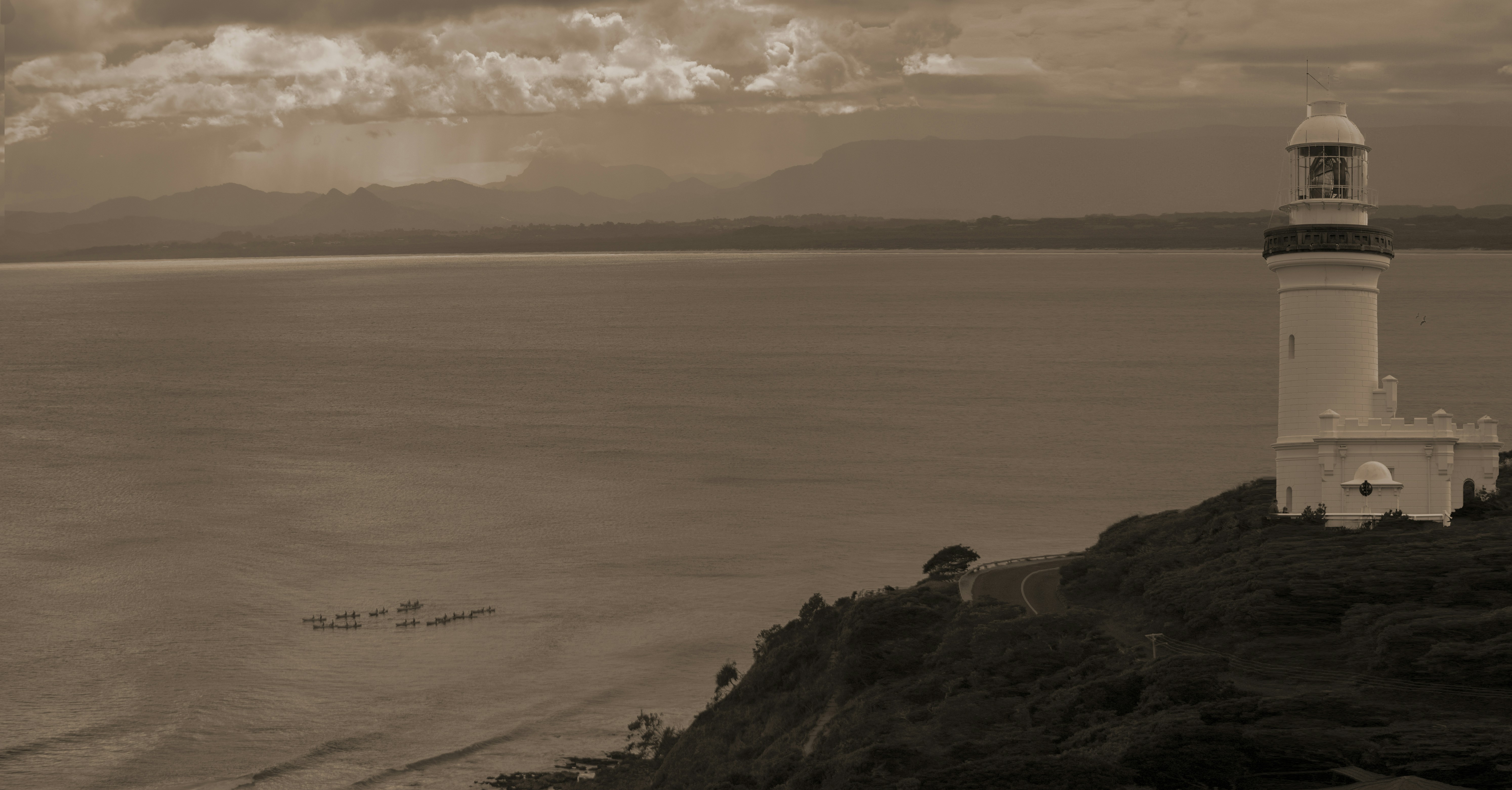 Ein Schwarz-Weiß-Foto eines Leuchtturms