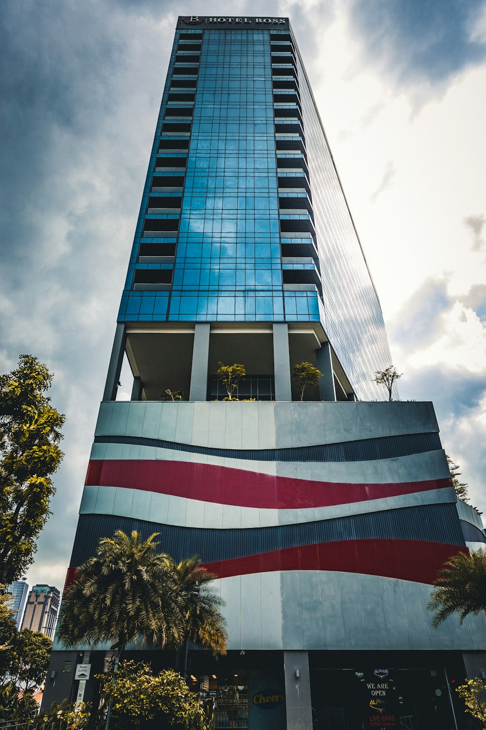 um edifício alto com uma bandeira pintada sobre ele