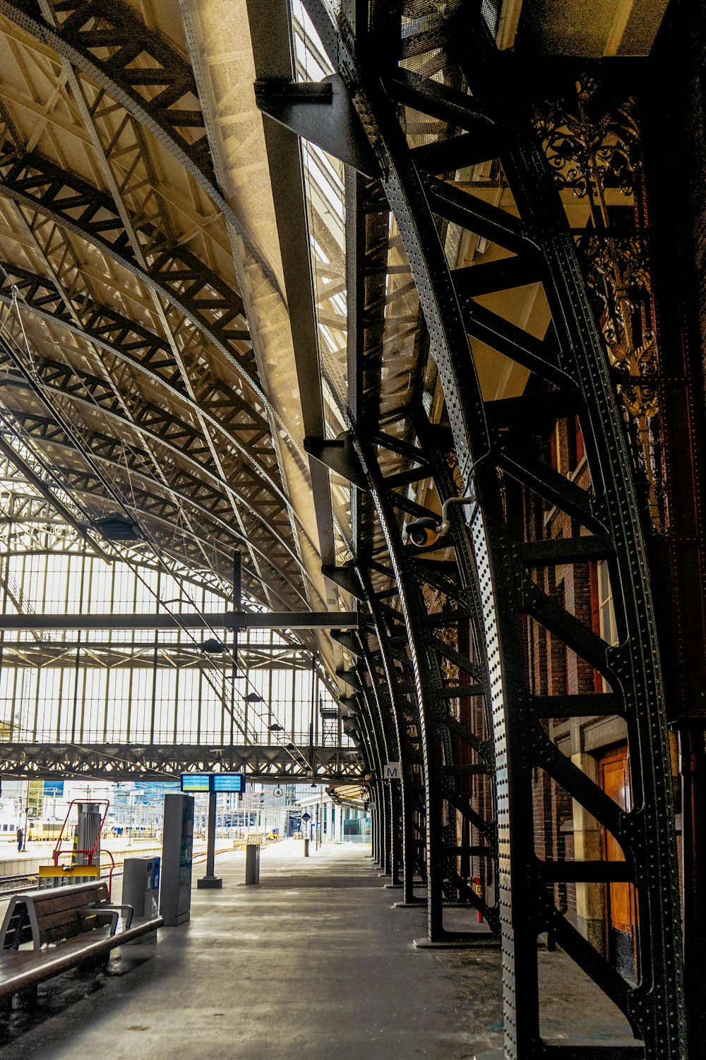 El interior de una estación de tren con muchas ventanas