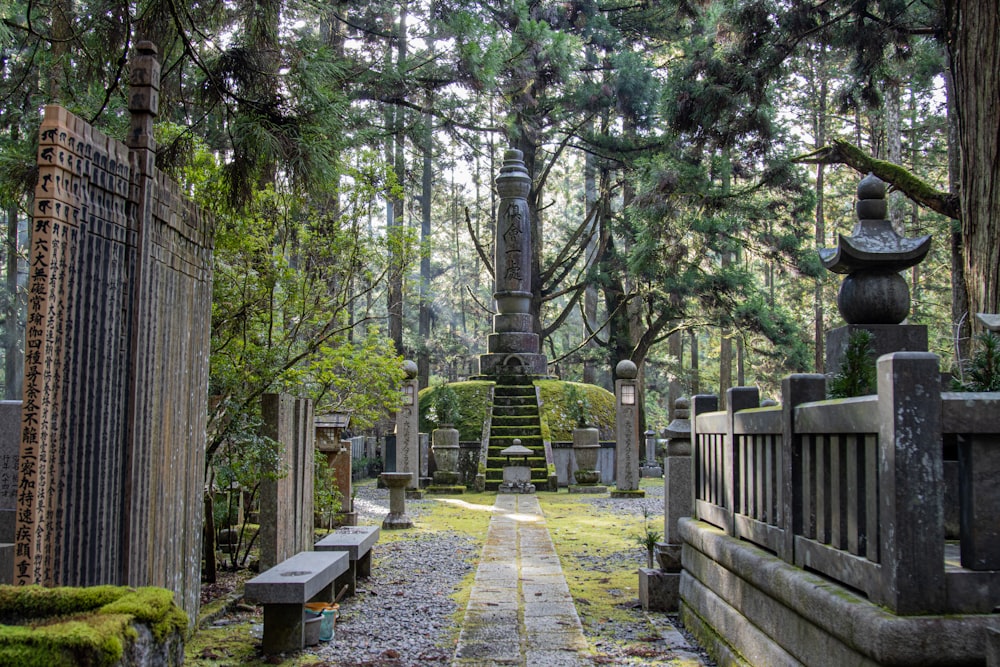 un cementerio con una torre alta en el medio de ella