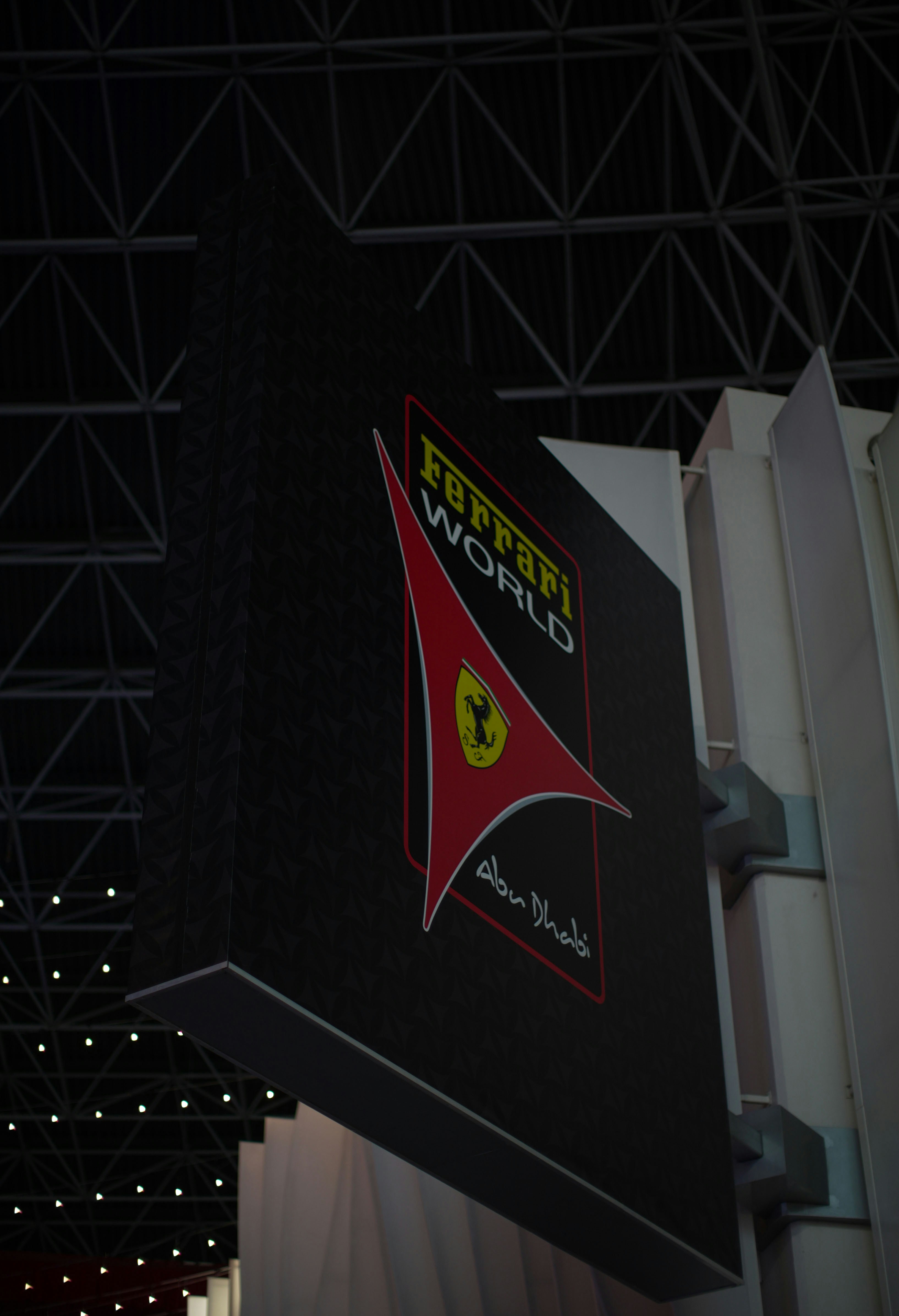 ein großes Schild, das von der Decke eines Gebäudes hängt