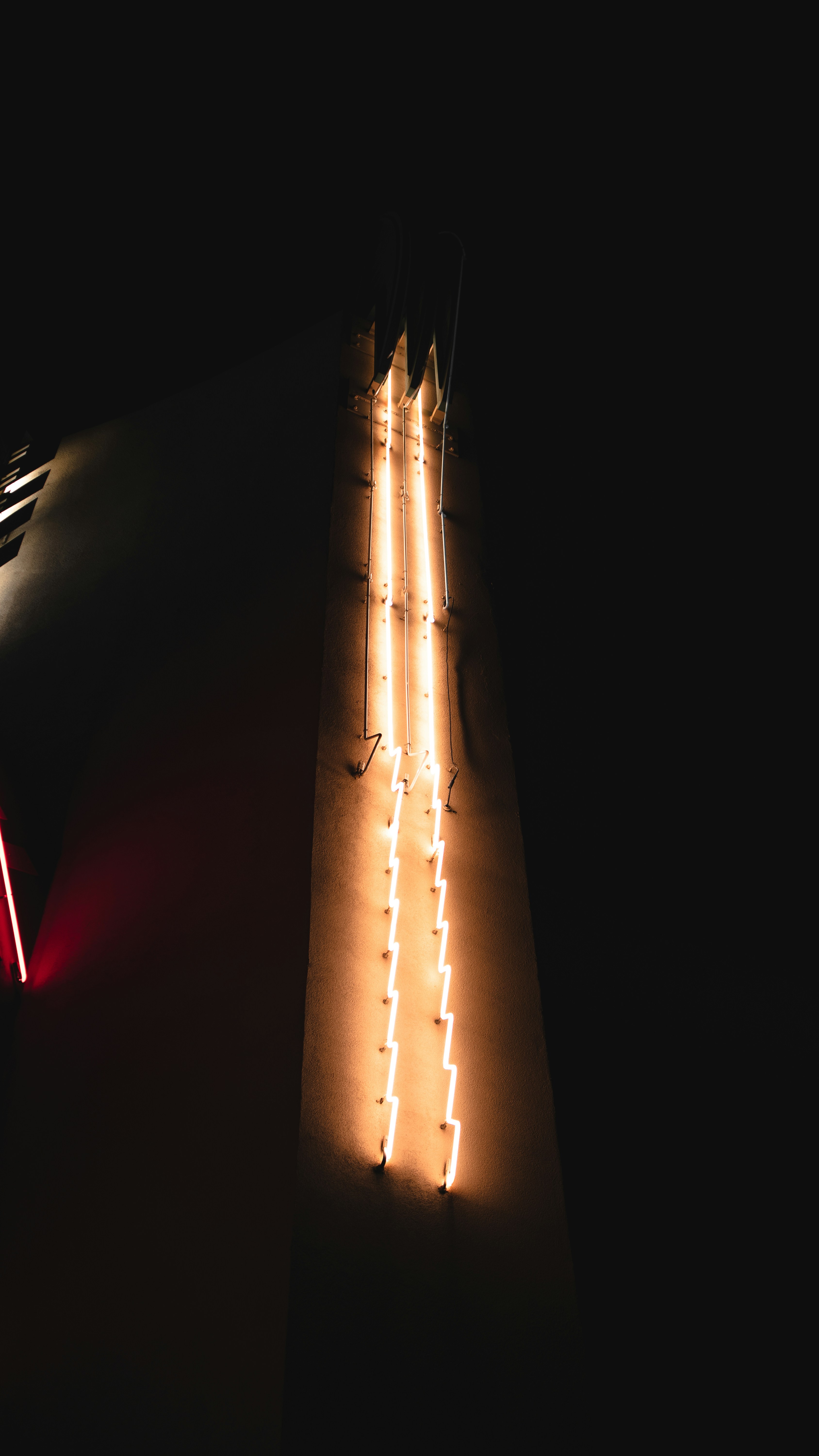 Ein Gebäude mit vielen Lichtern