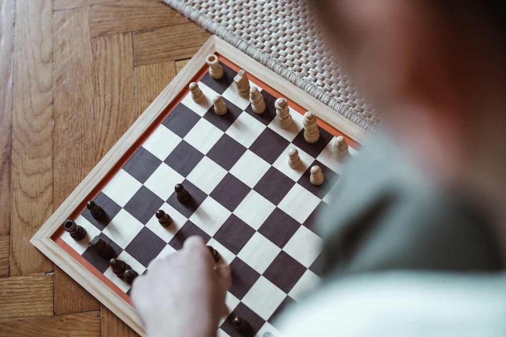 Un homme joue une partie d’échecs