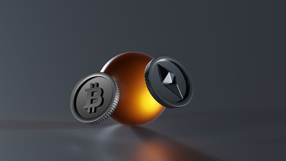 Un bitcoin y una moneda lite up en una mesa
