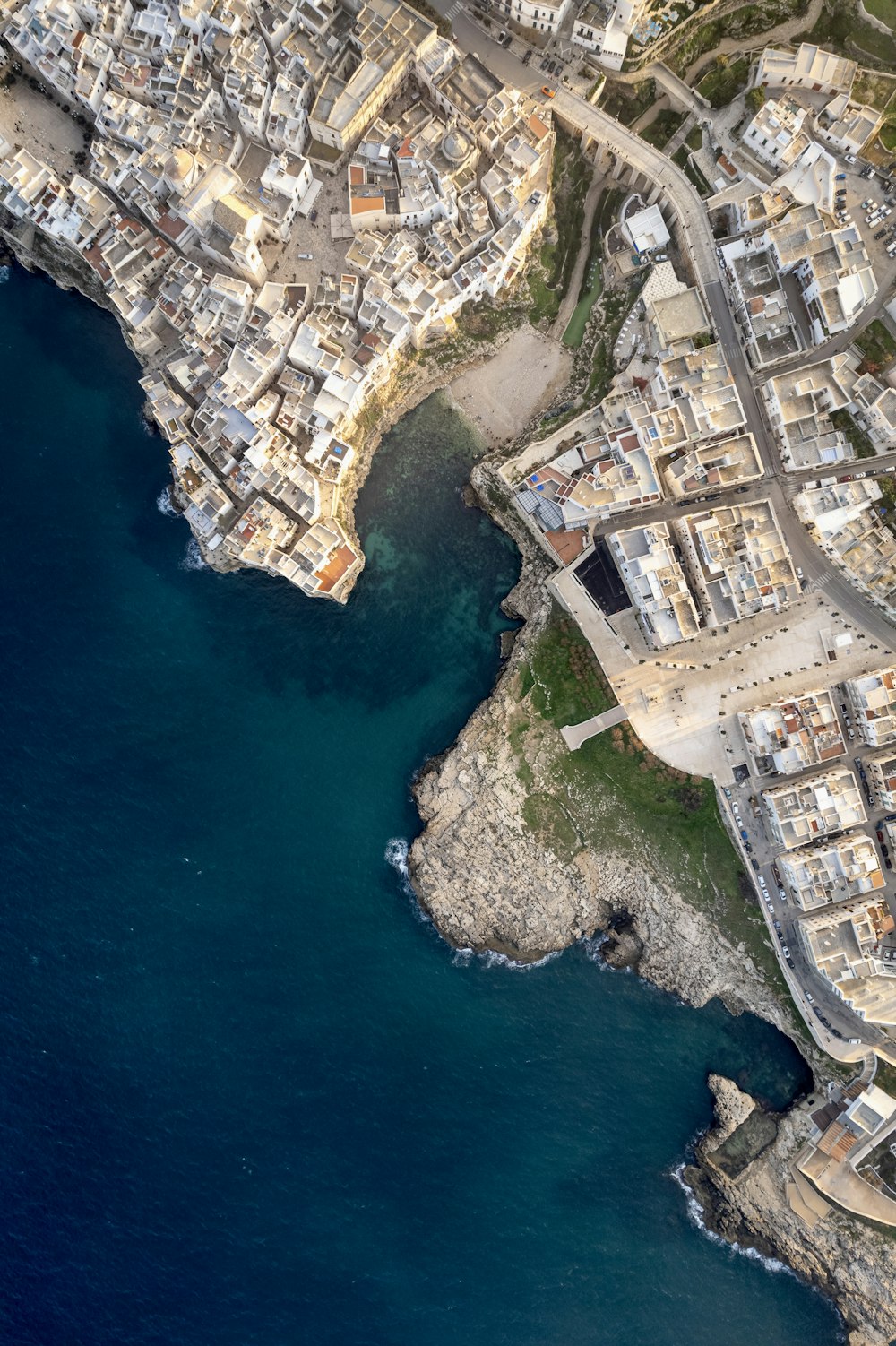 Una vista aérea de una gran ciudad junto a un cuerpo de agua