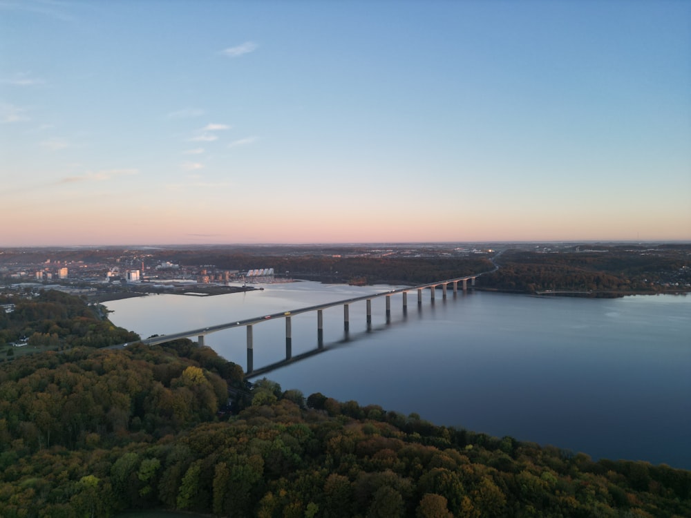 uma vista aérea de uma ponte sobre um grande corpo de água