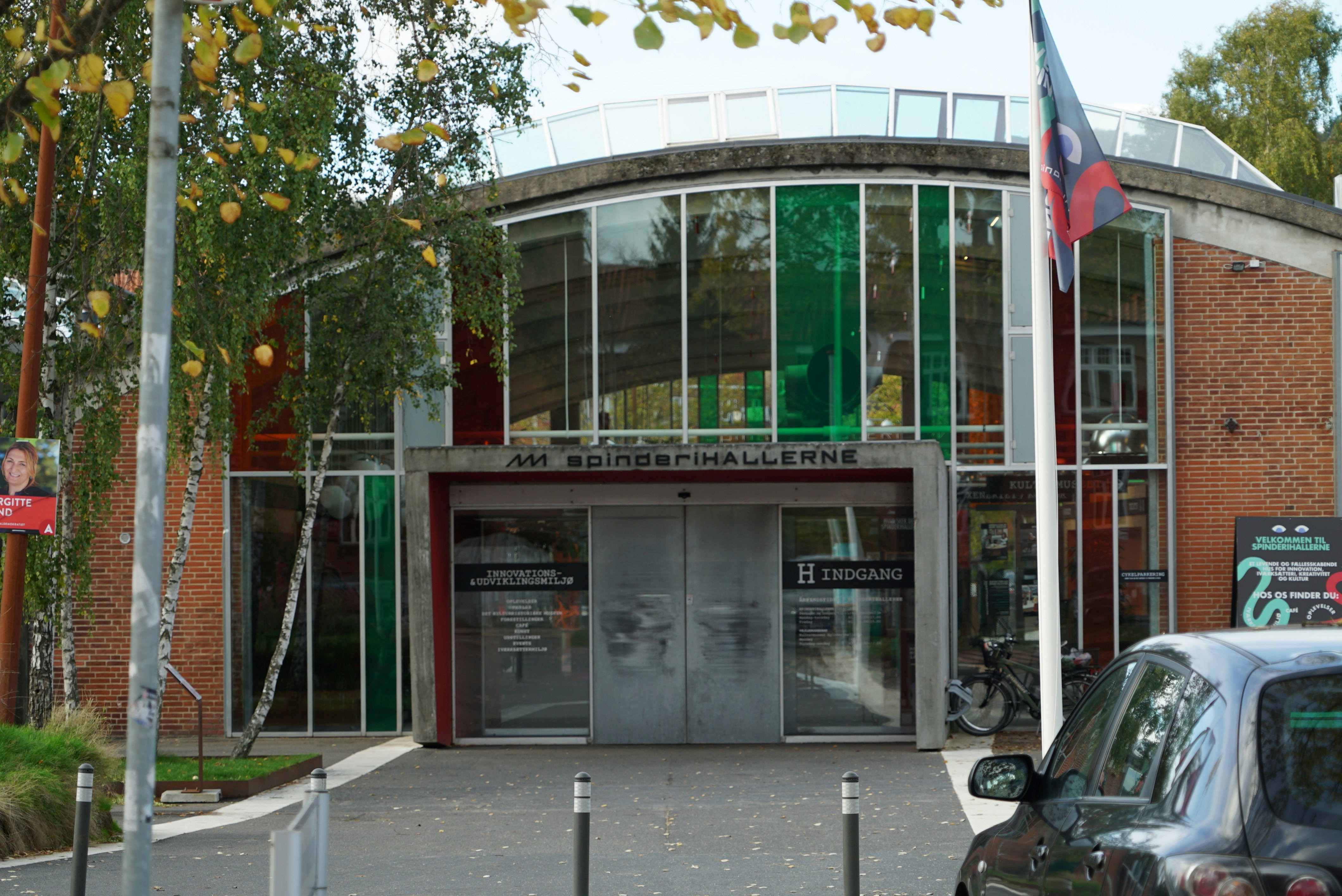 a car is parked in front of a building