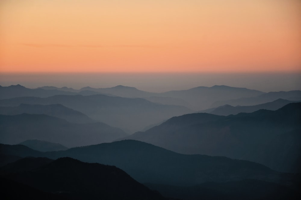 Una vista de una cordillera al atardecer