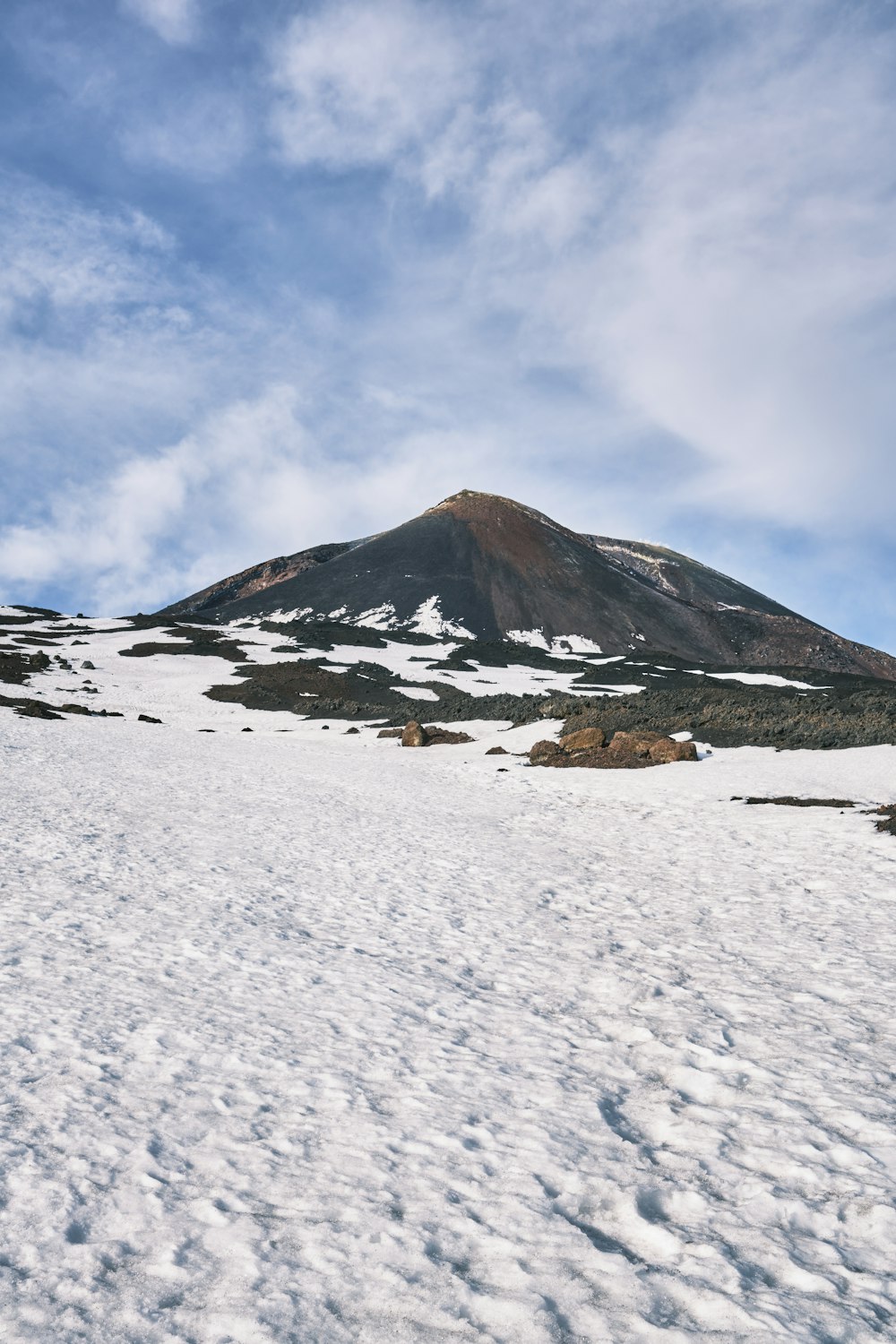 Un uomo che cavalca gli sci lungo un pendio innevato