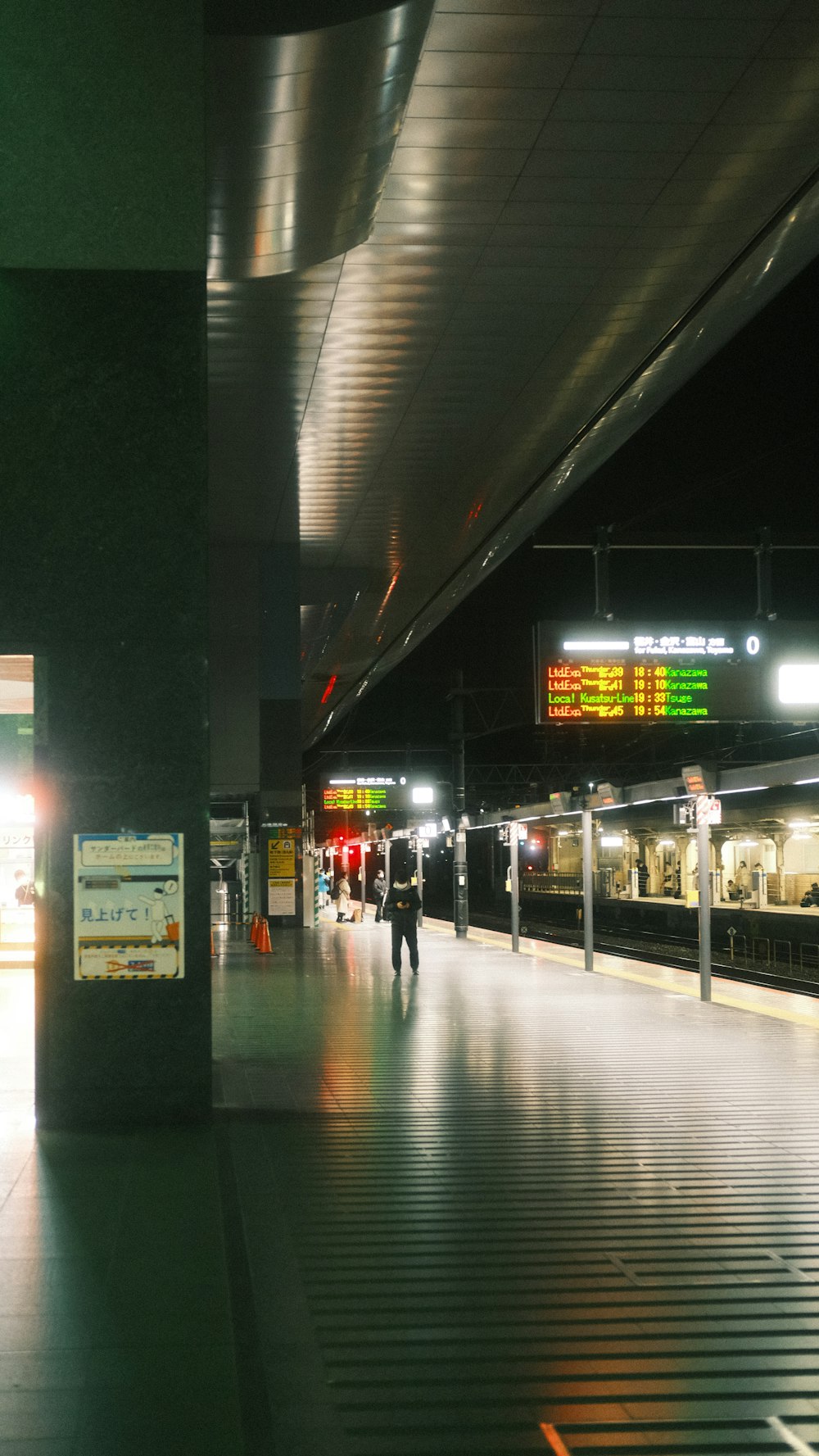 Ein Bahnhof mit Menschen, die auf ihren Zug warten