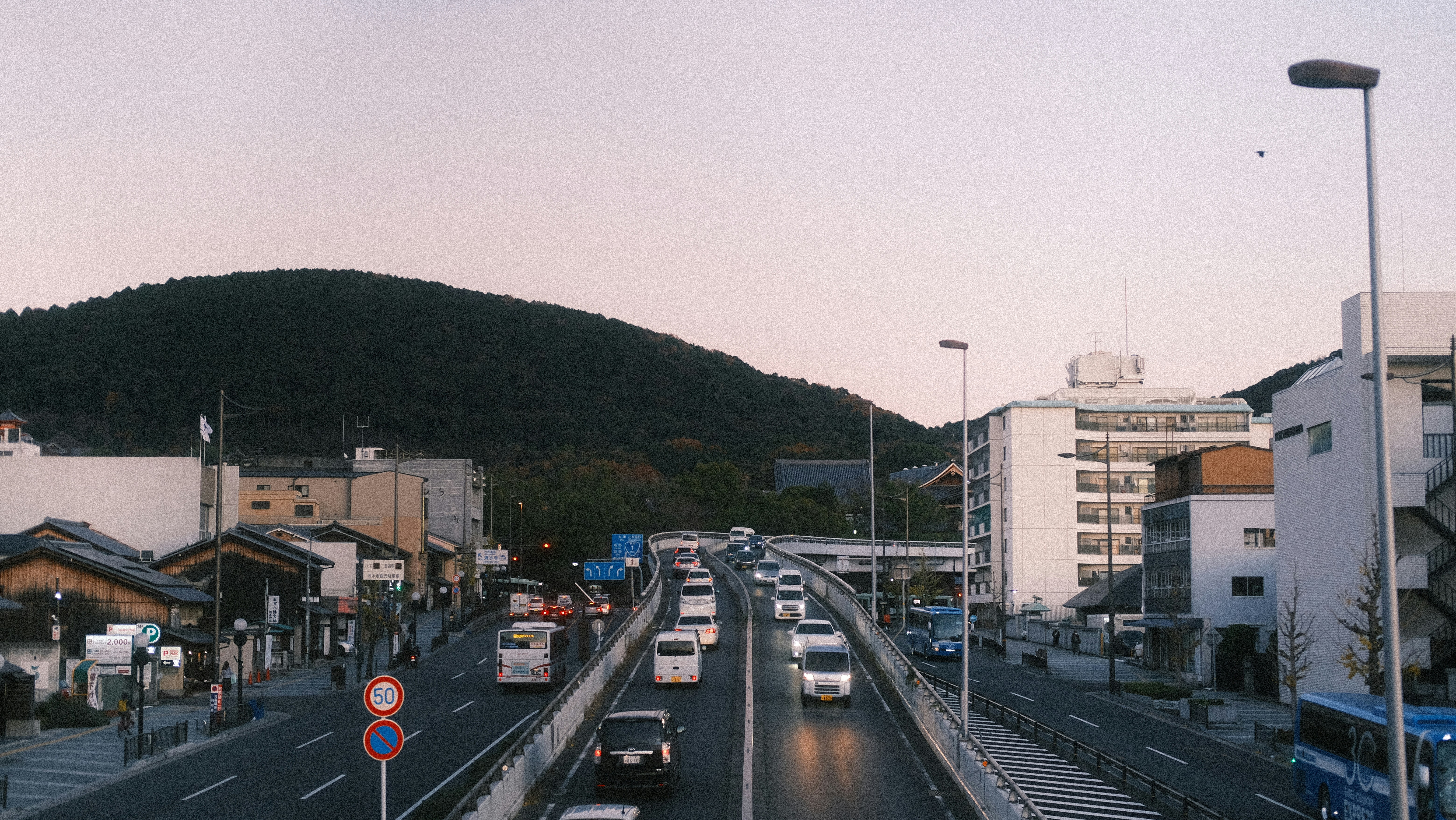 Eine Stadtstraße voller Verkehr neben hohen Gebäuden